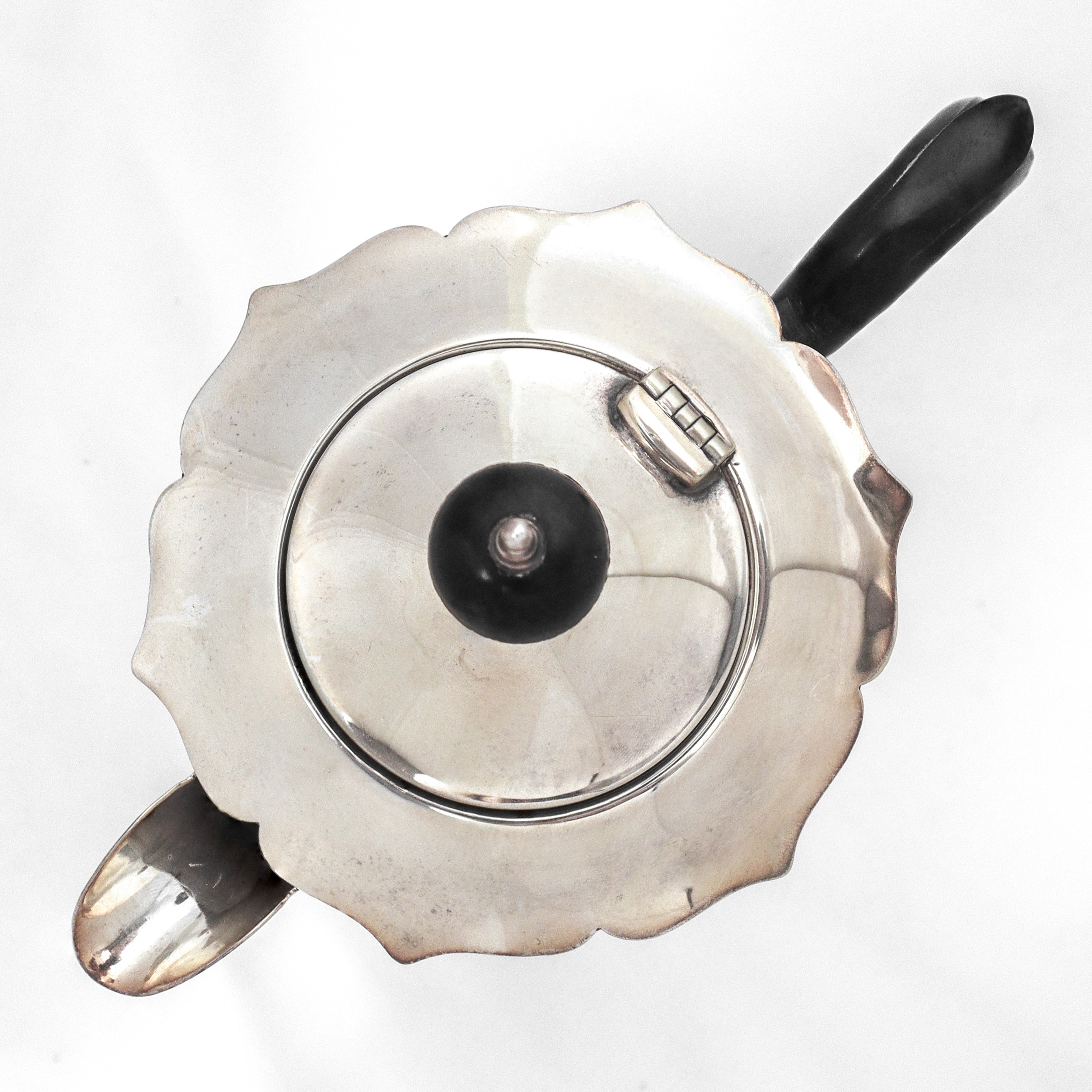 Teiera inglese silver plated con piedi zoomorfi e bordo smerlato