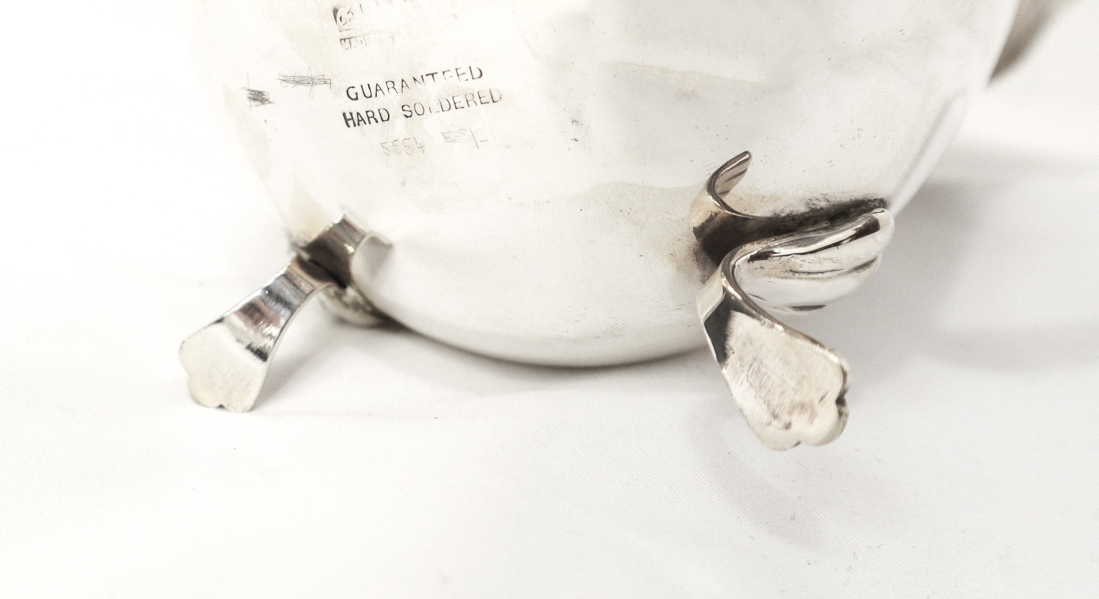 Teiera inglese silver plated con piedi zoomorfi e bordo smerlato