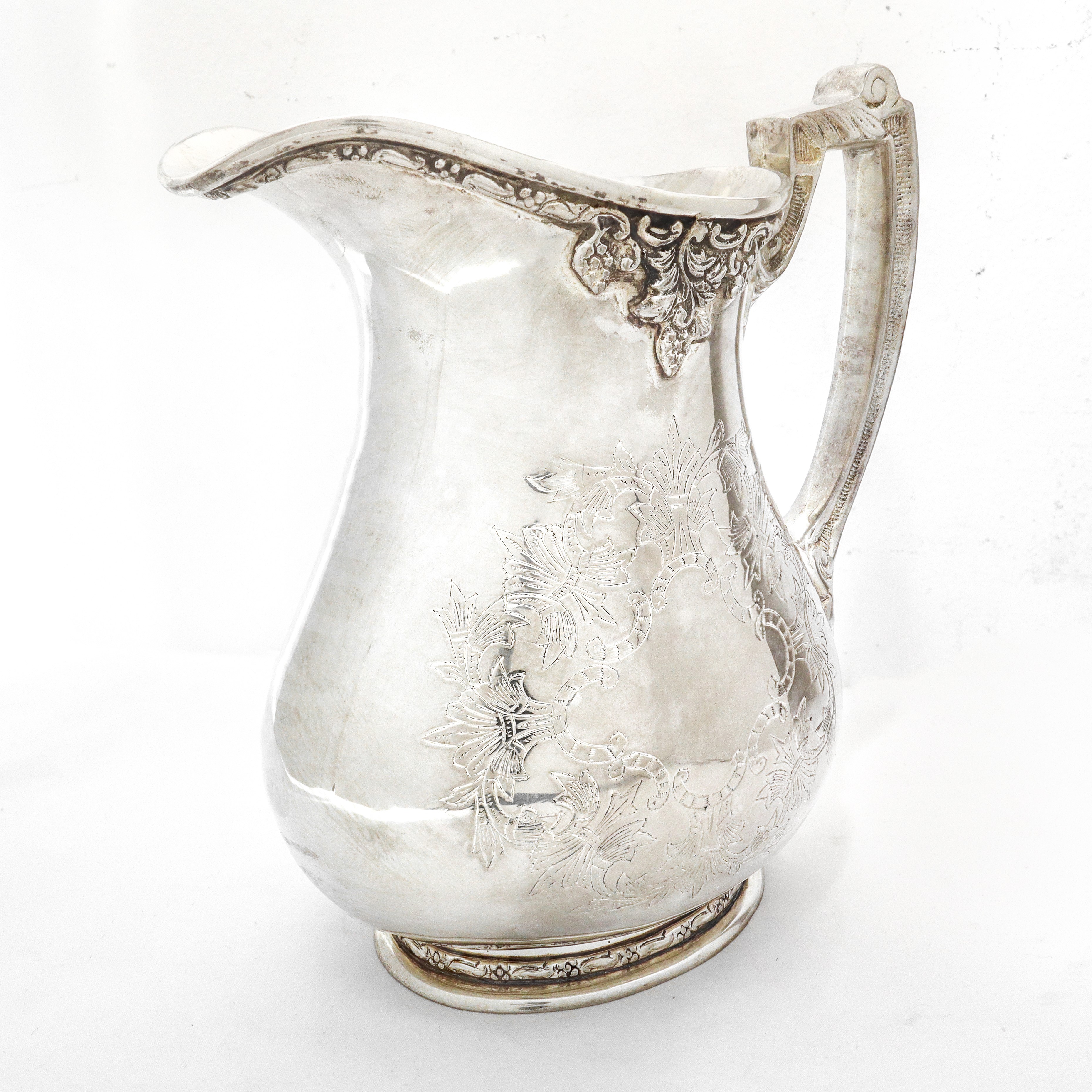 Brocca vittoriana in sheffield con decori sul fronte sul retro e sulla presa