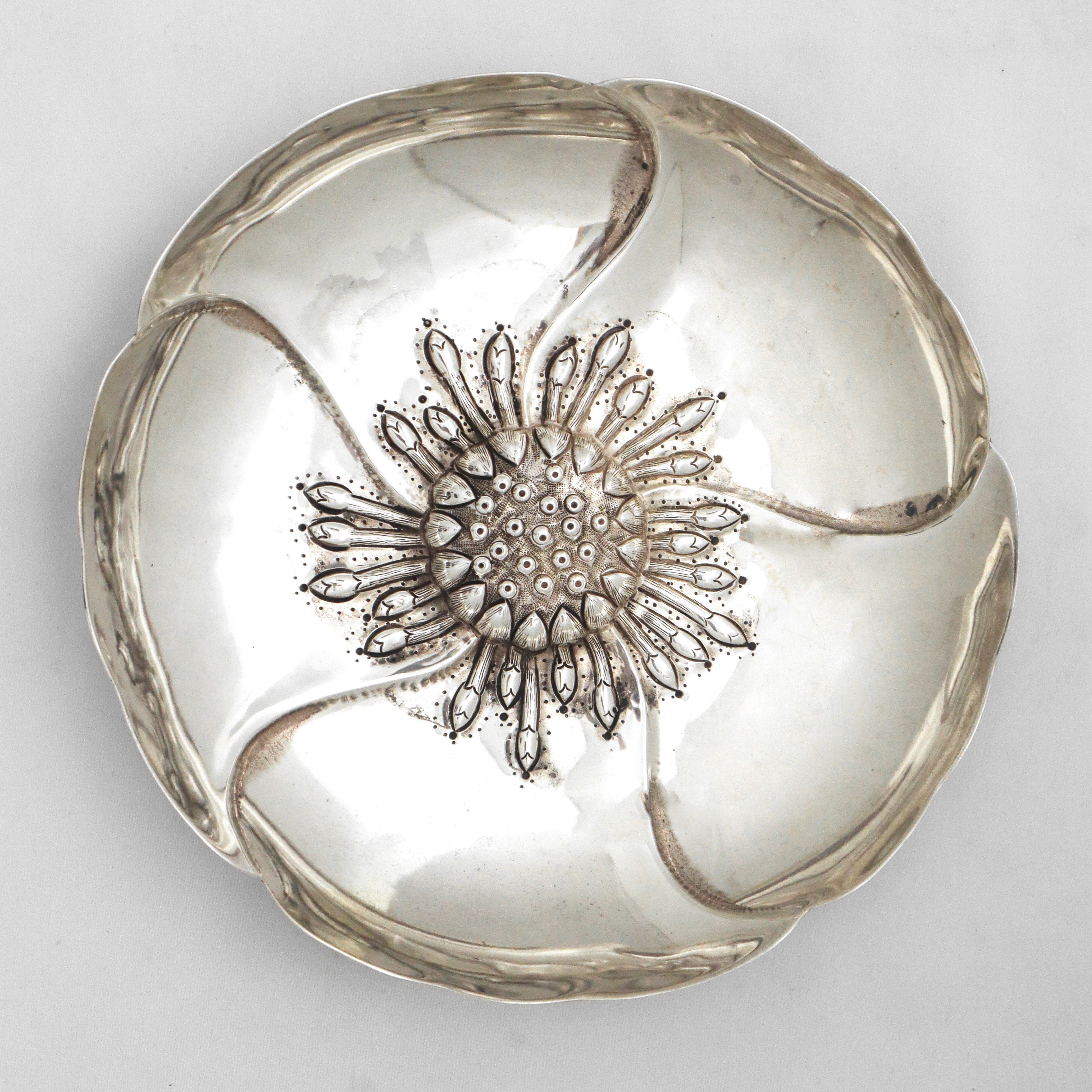 Ciotola con decoro floreale in argento sterling