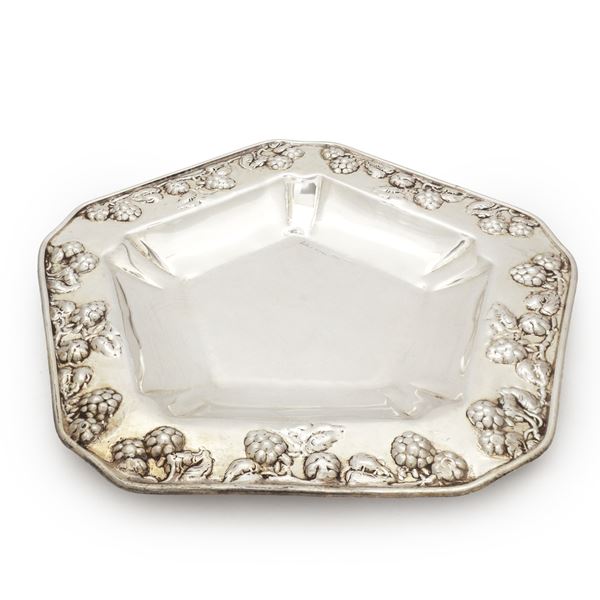 Small pentagonal plate in 800 silver with embossed decorations of leaves and raspberries