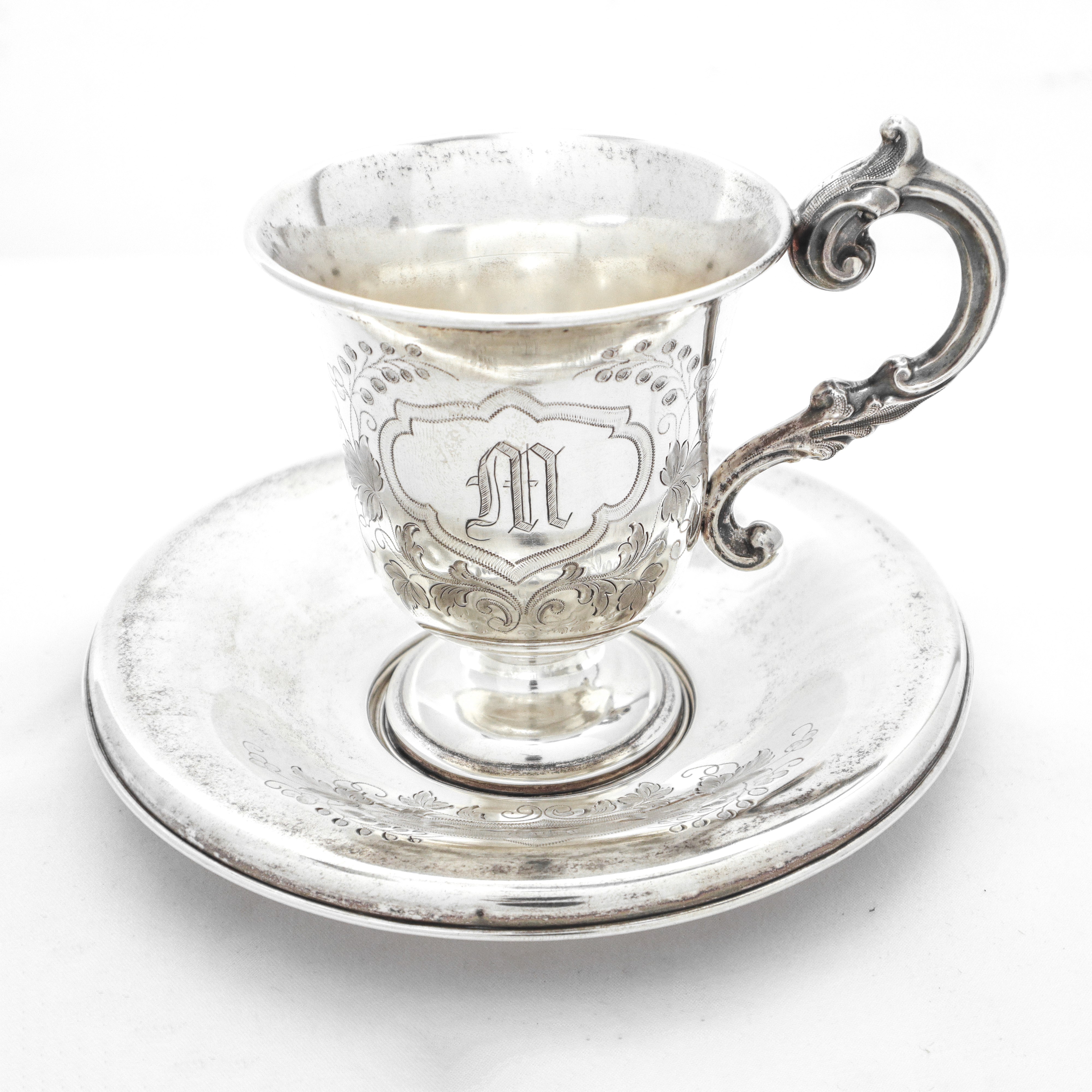 Tazza in argento 800 con iniziali e decori di foglie