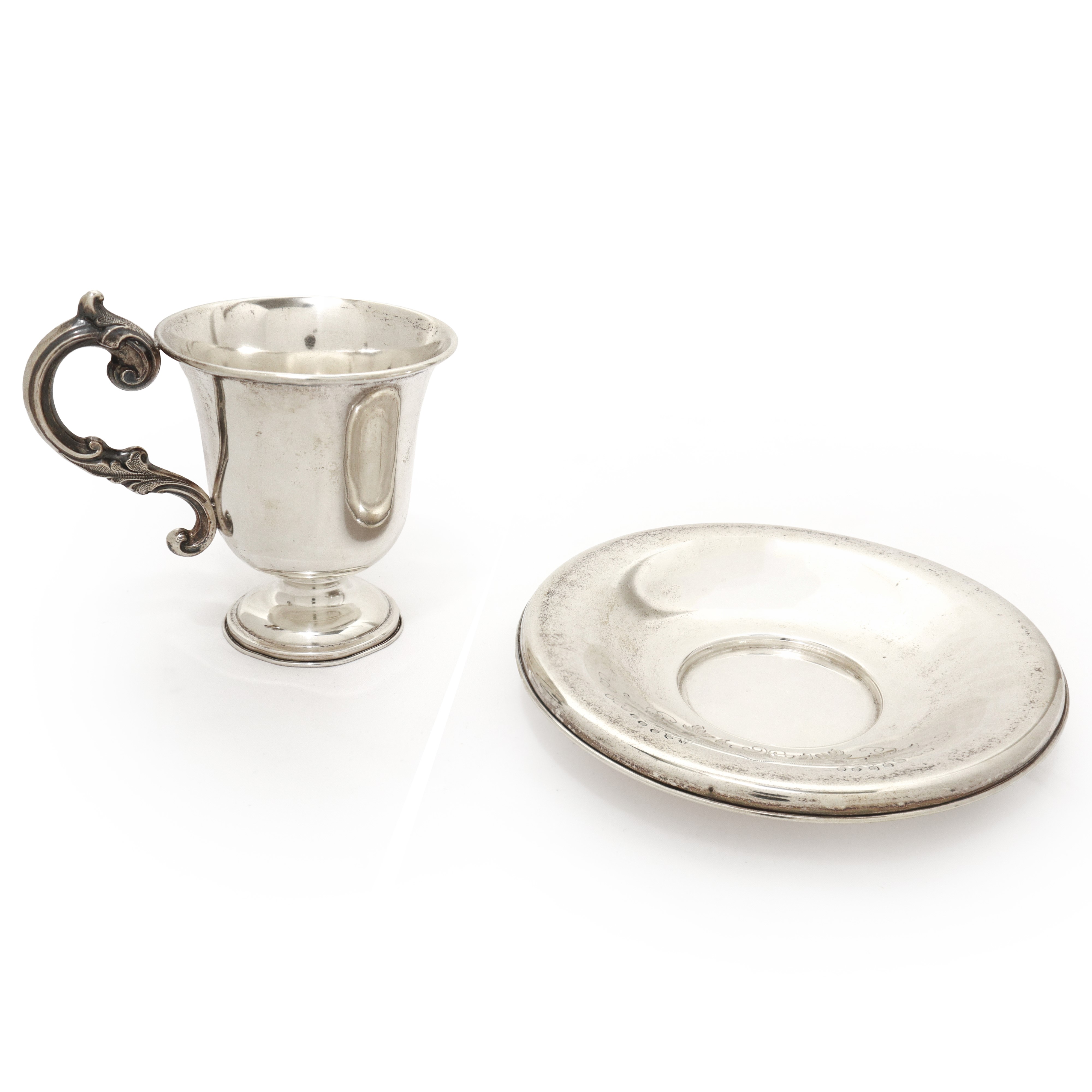 Tazza in argento 800 con iniziali e decori di foglie