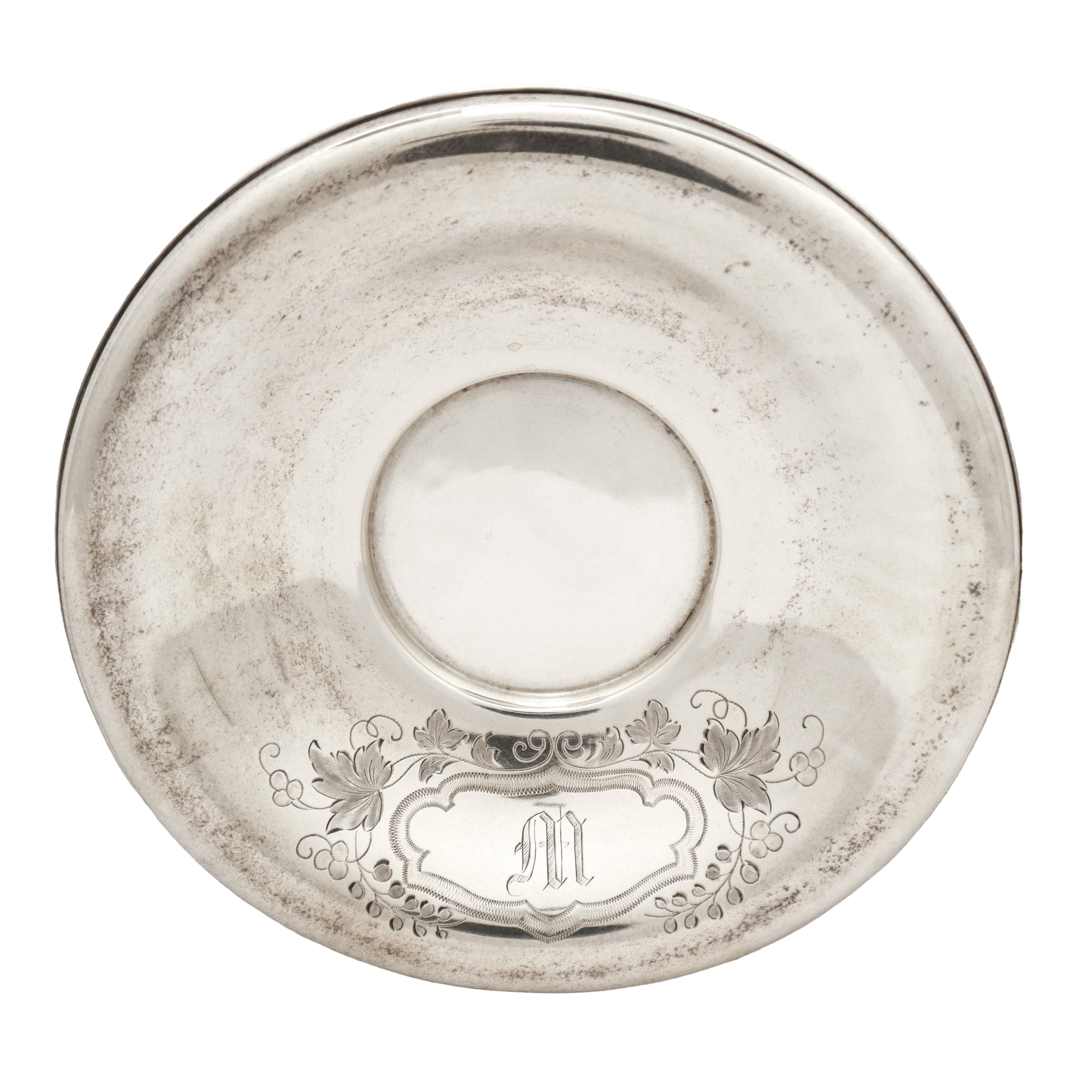 Tazza in argento 800 con iniziali e decori di foglie