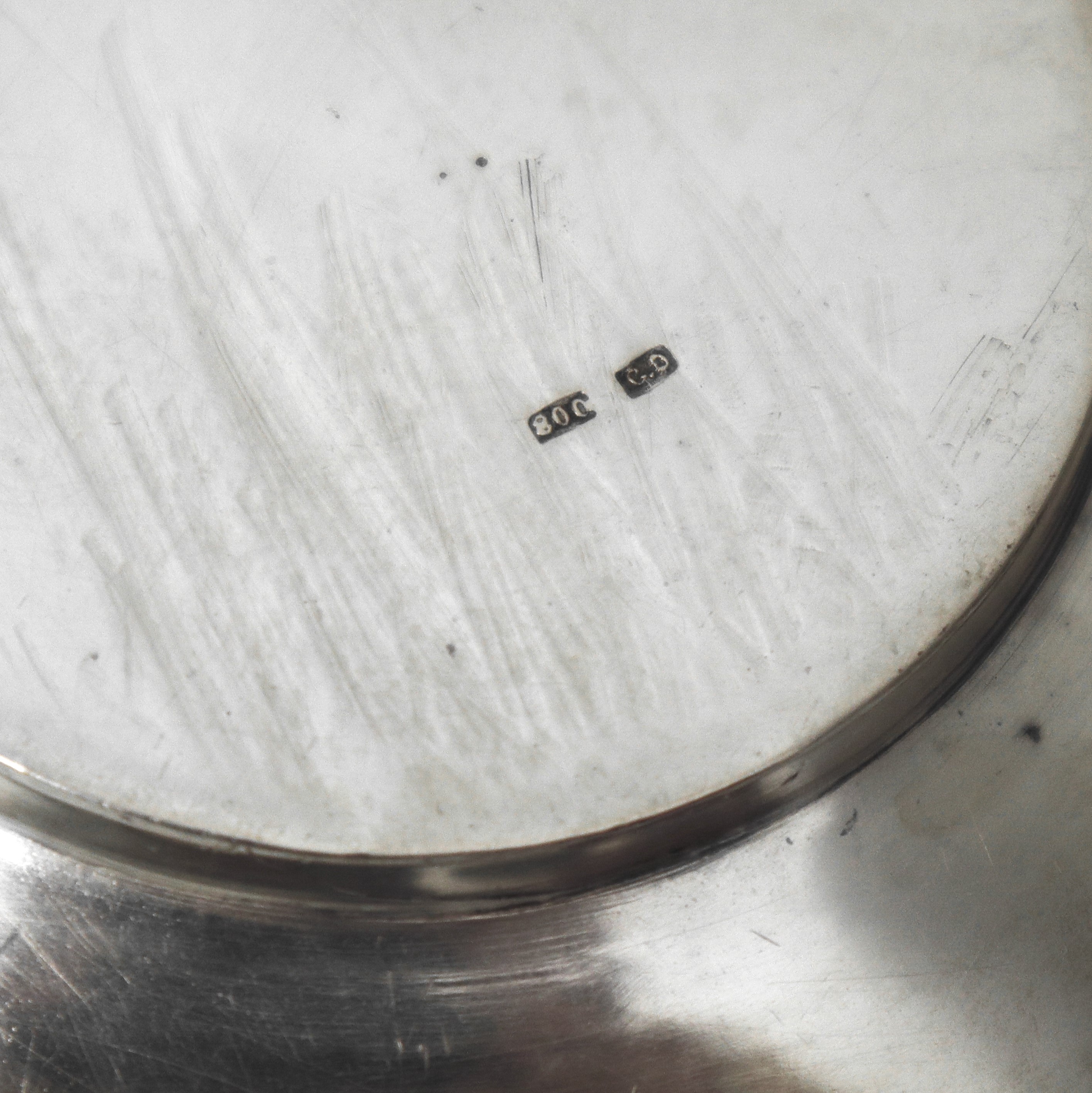 Tazza in argento 800 con iniziali e decori di foglie