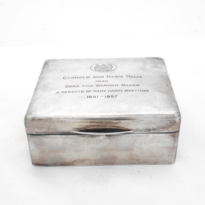 Scatola Rivestita in Argento con Iniziali e Scritta Commemorativa