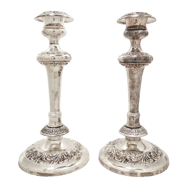 Coppia di candelabri monoforo in Sheffield con lavorazione a ramage, altezza cm 27