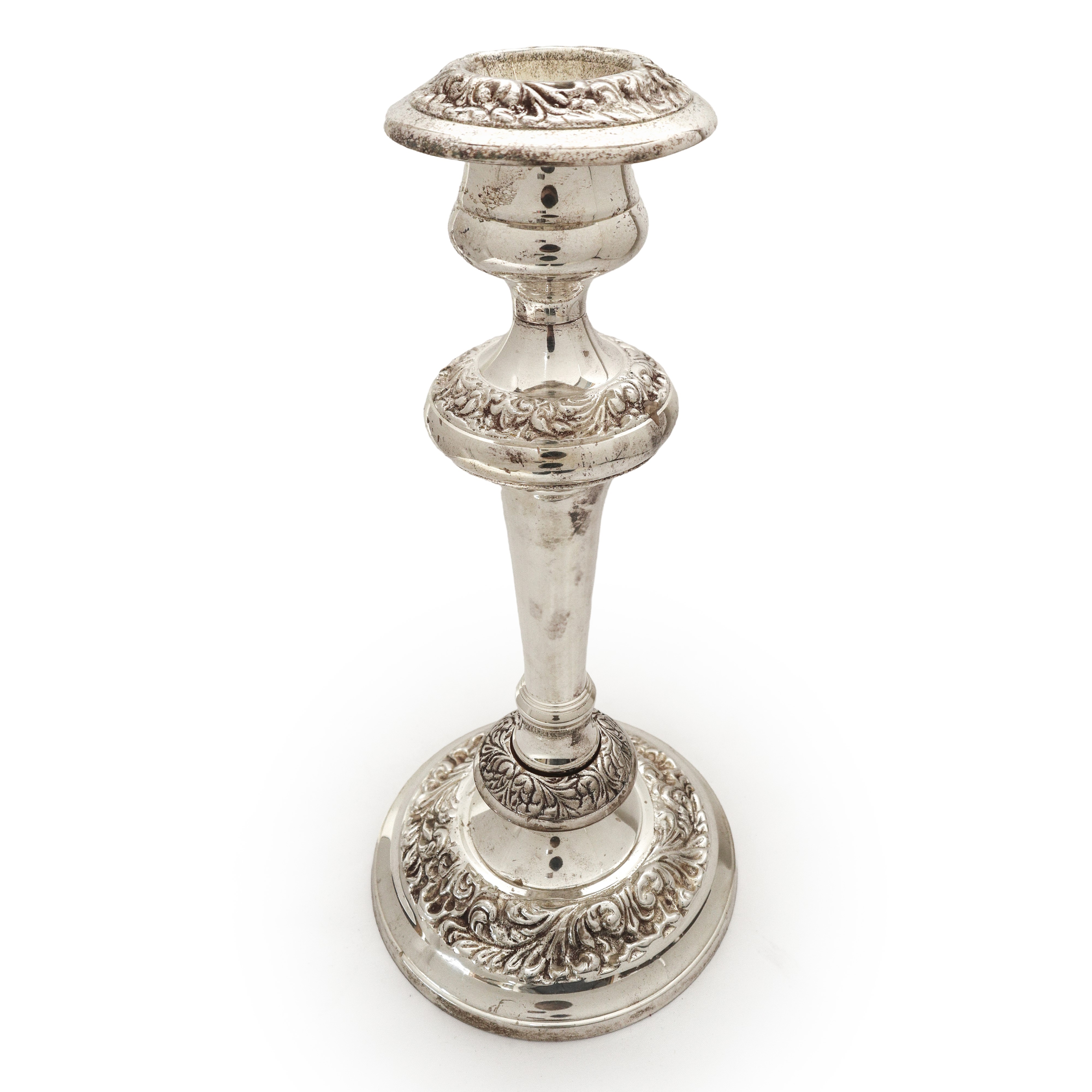 Coppia di candelabri monoforo in Sheffield con lavorazione a ramage, altezza cm 27