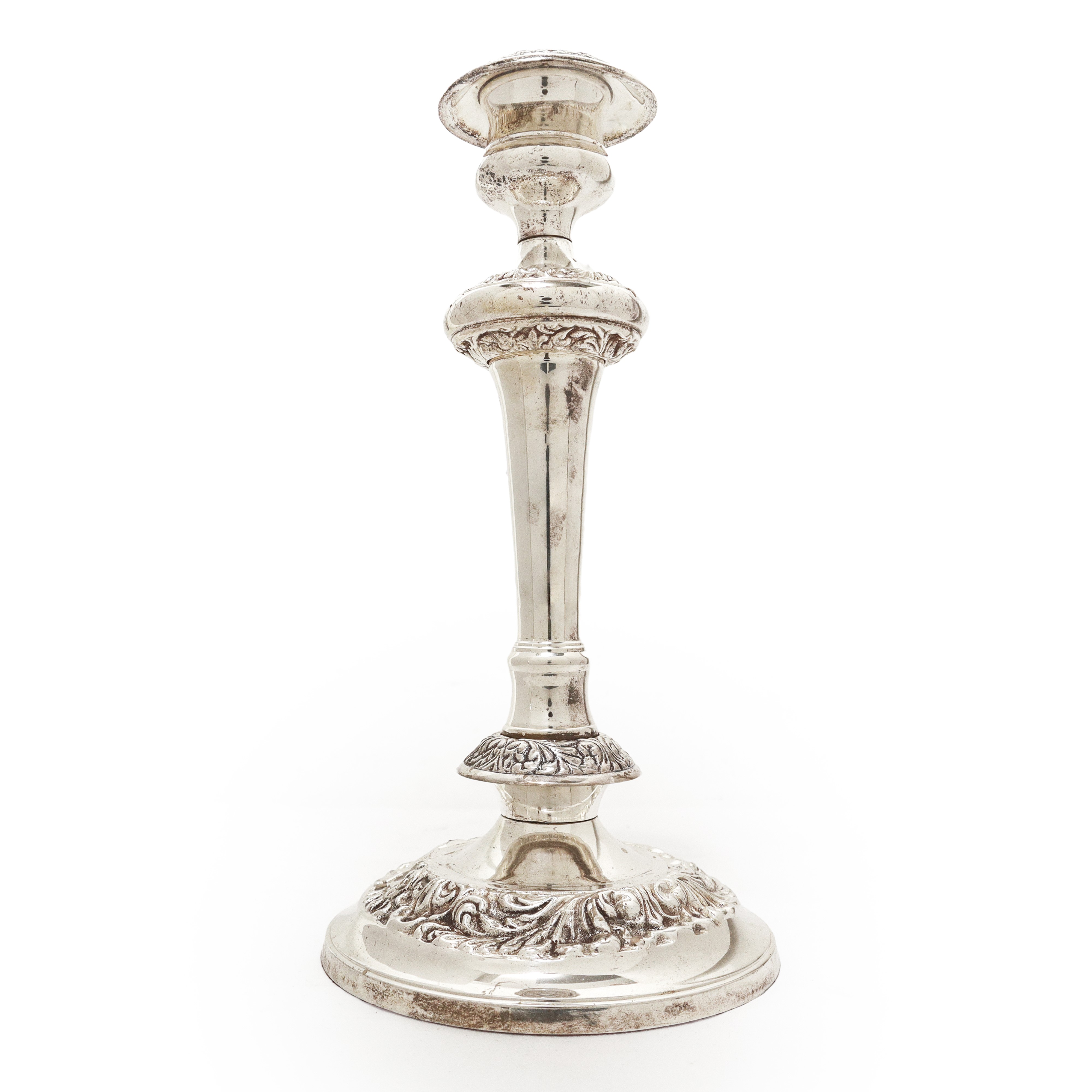 Coppia di candelabri monoforo in Sheffield con lavorazione a ramage, altezza cm 27