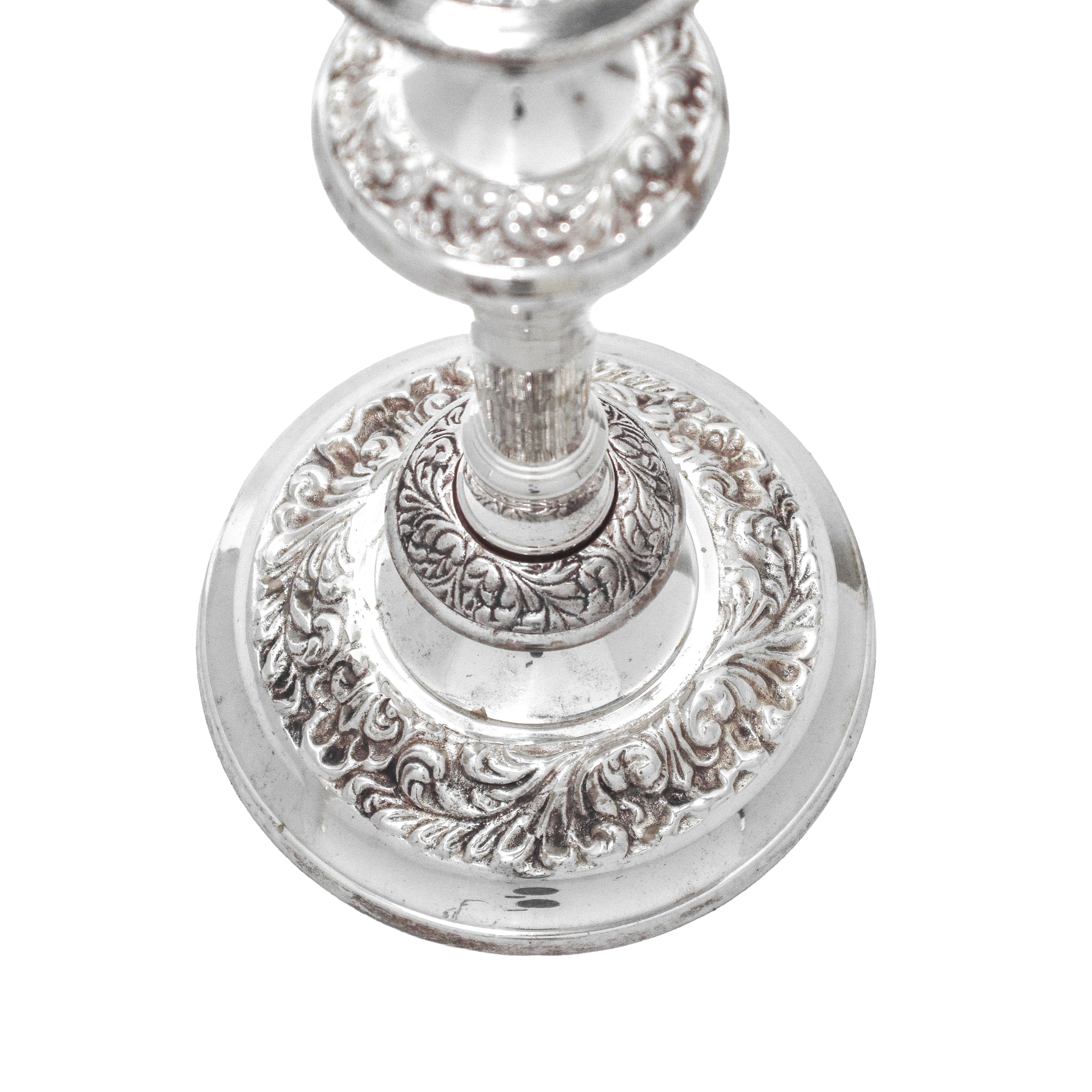 Coppia di candelabri monoforo in Sheffield con lavorazione a ramage, altezza cm 27
