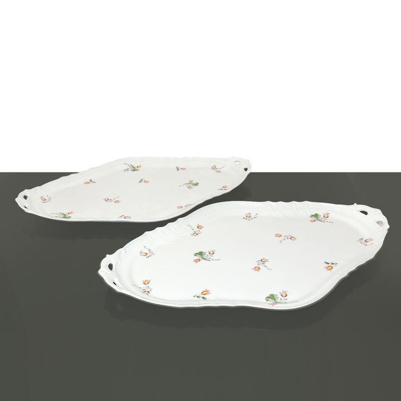 Coppia di vassoi in porcellana bianca con piccoli decori floreali in toni pastello