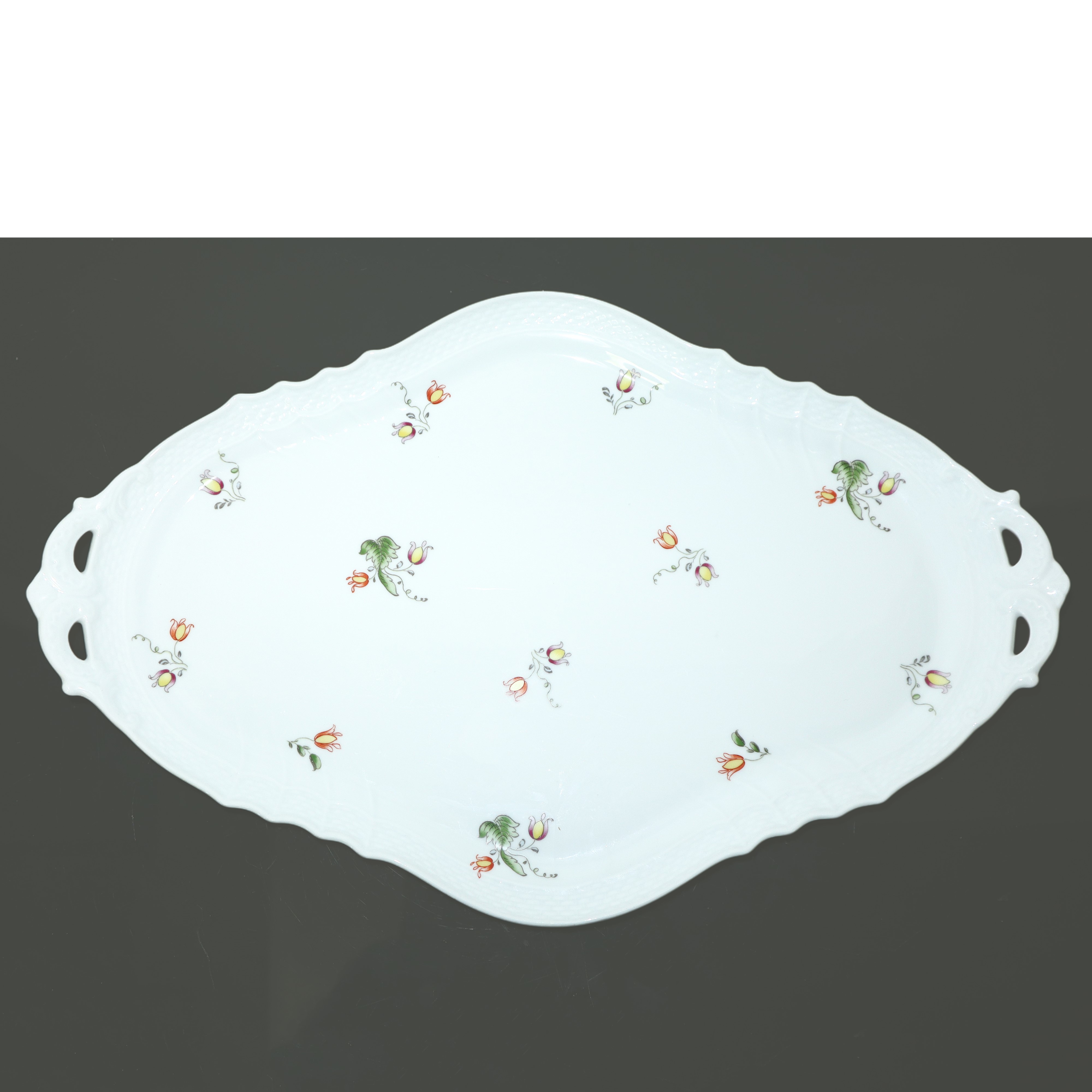 Coppia di vassoi in porcellana bianca con piccoli decori floreali in toni pastello