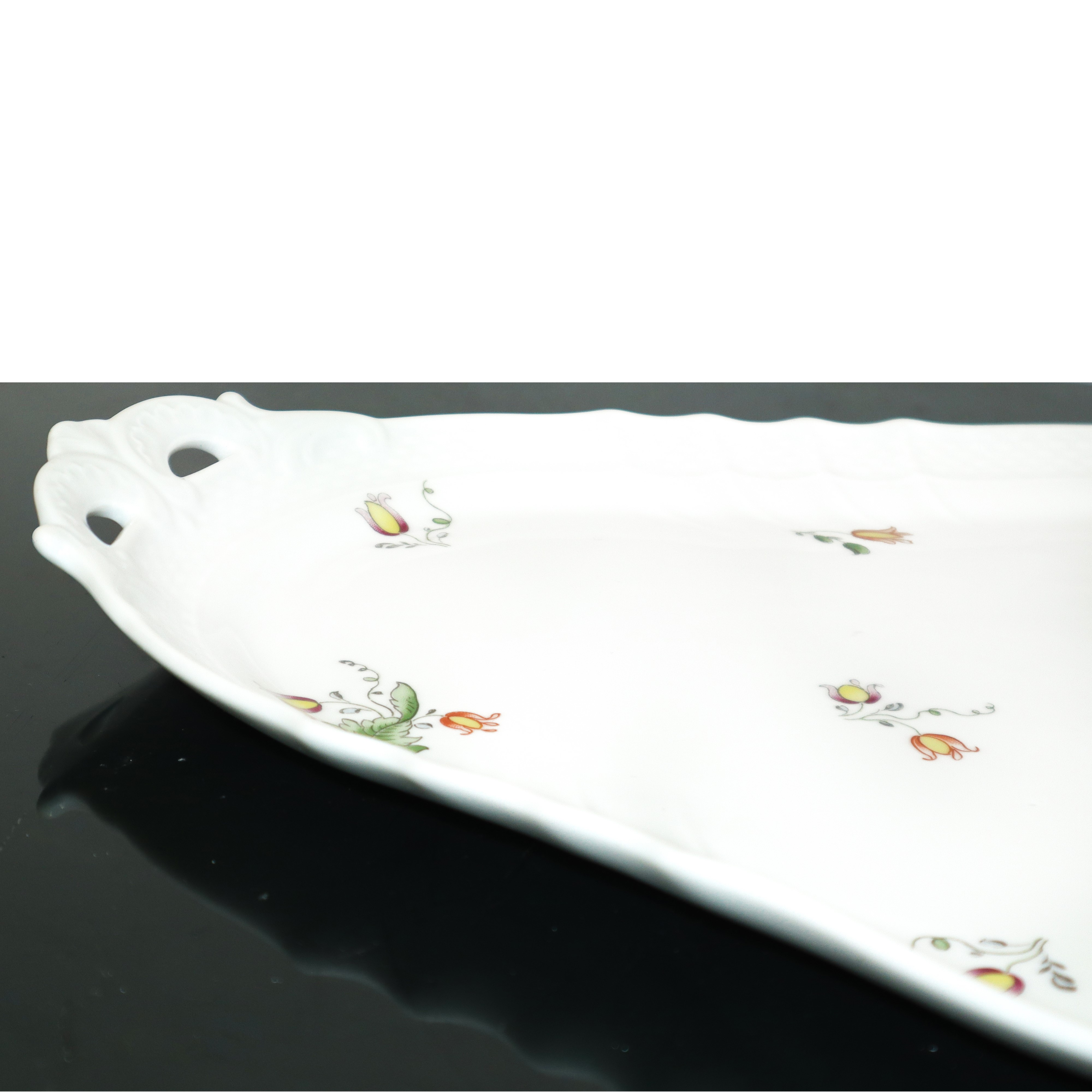 Coppia di vassoi in porcellana bianca con piccoli decori floreali in toni pastello