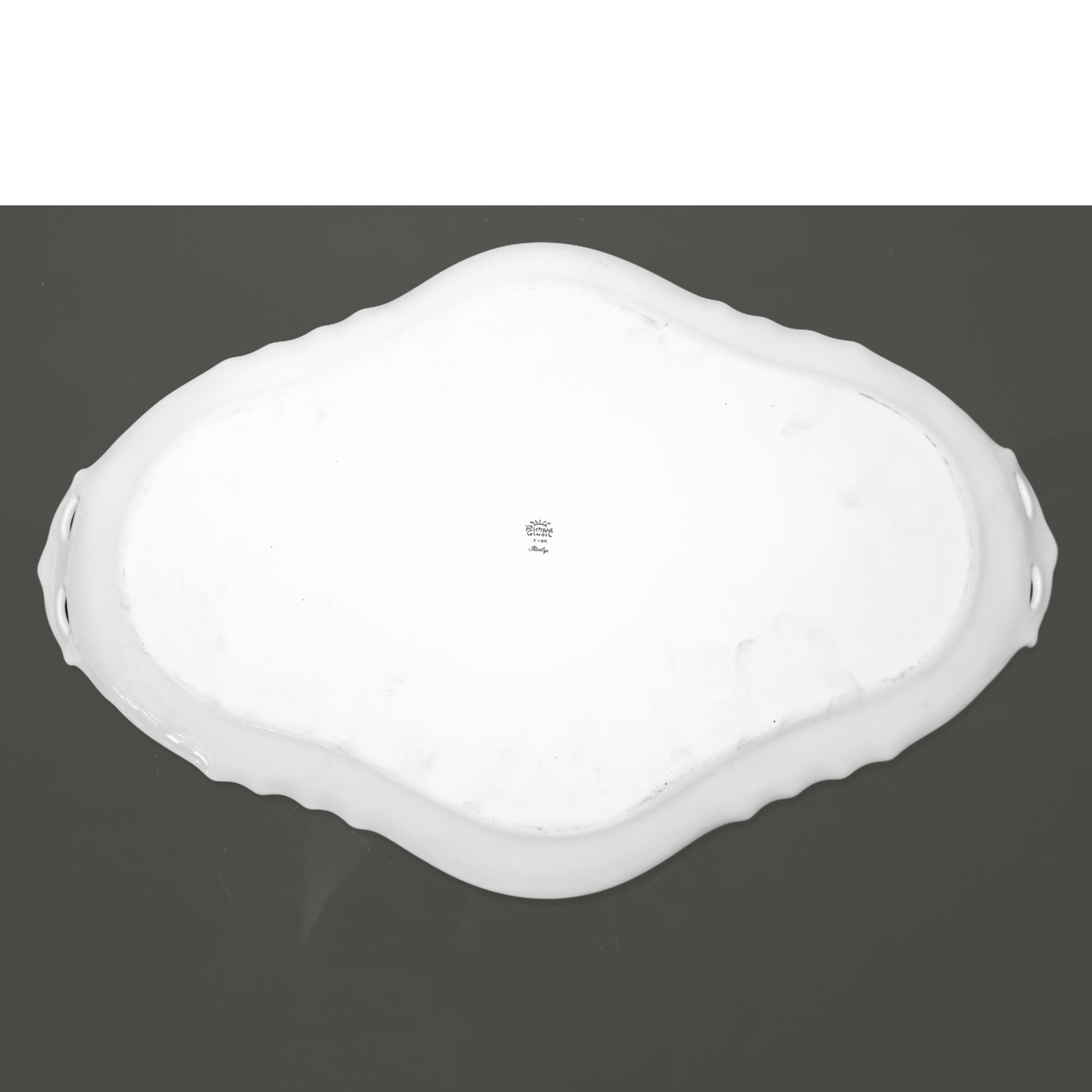 Coppia di vassoi in porcellana bianca con piccoli decori floreali in toni pastello