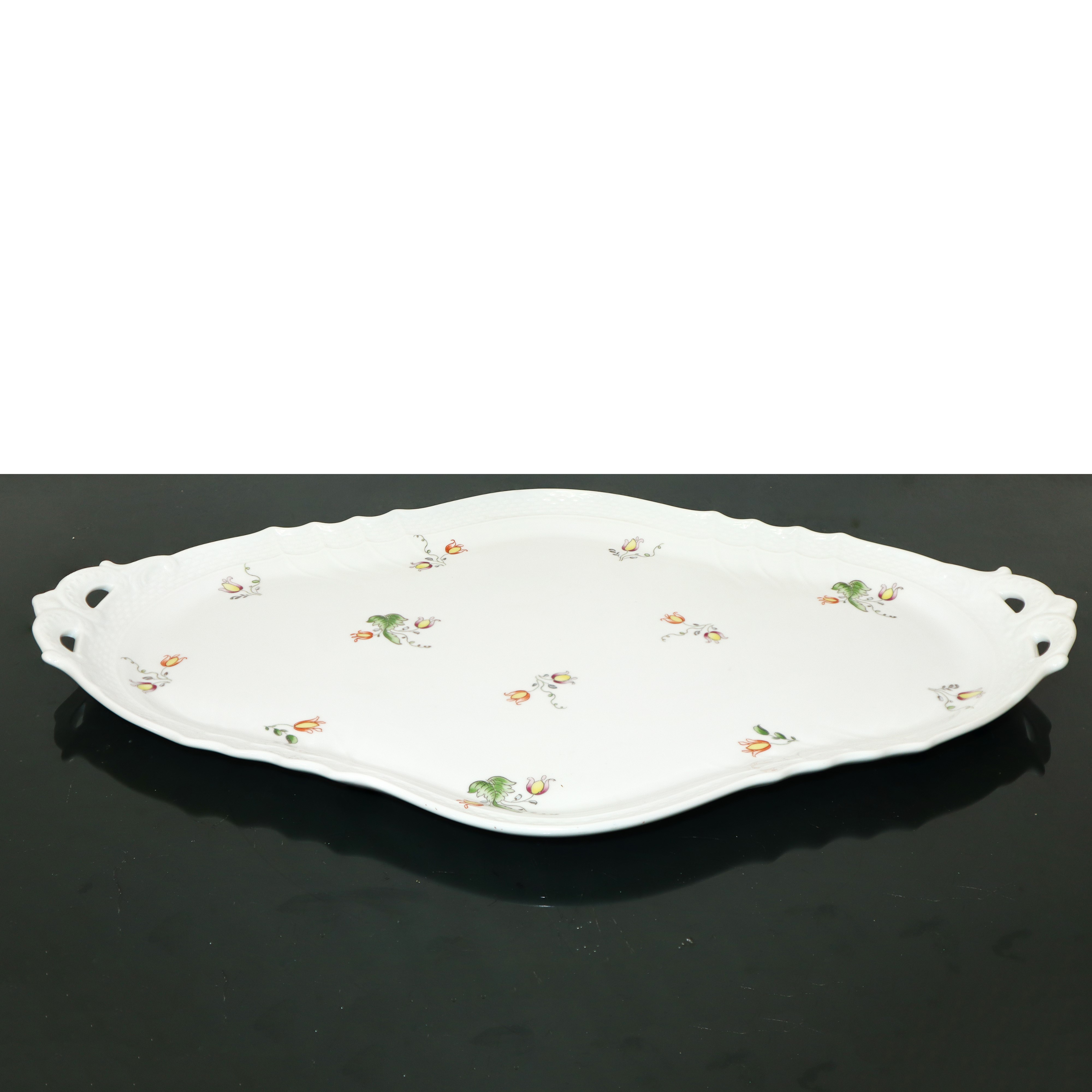 Coppia di vassoi in porcellana bianca con piccoli decori floreali in toni pastello