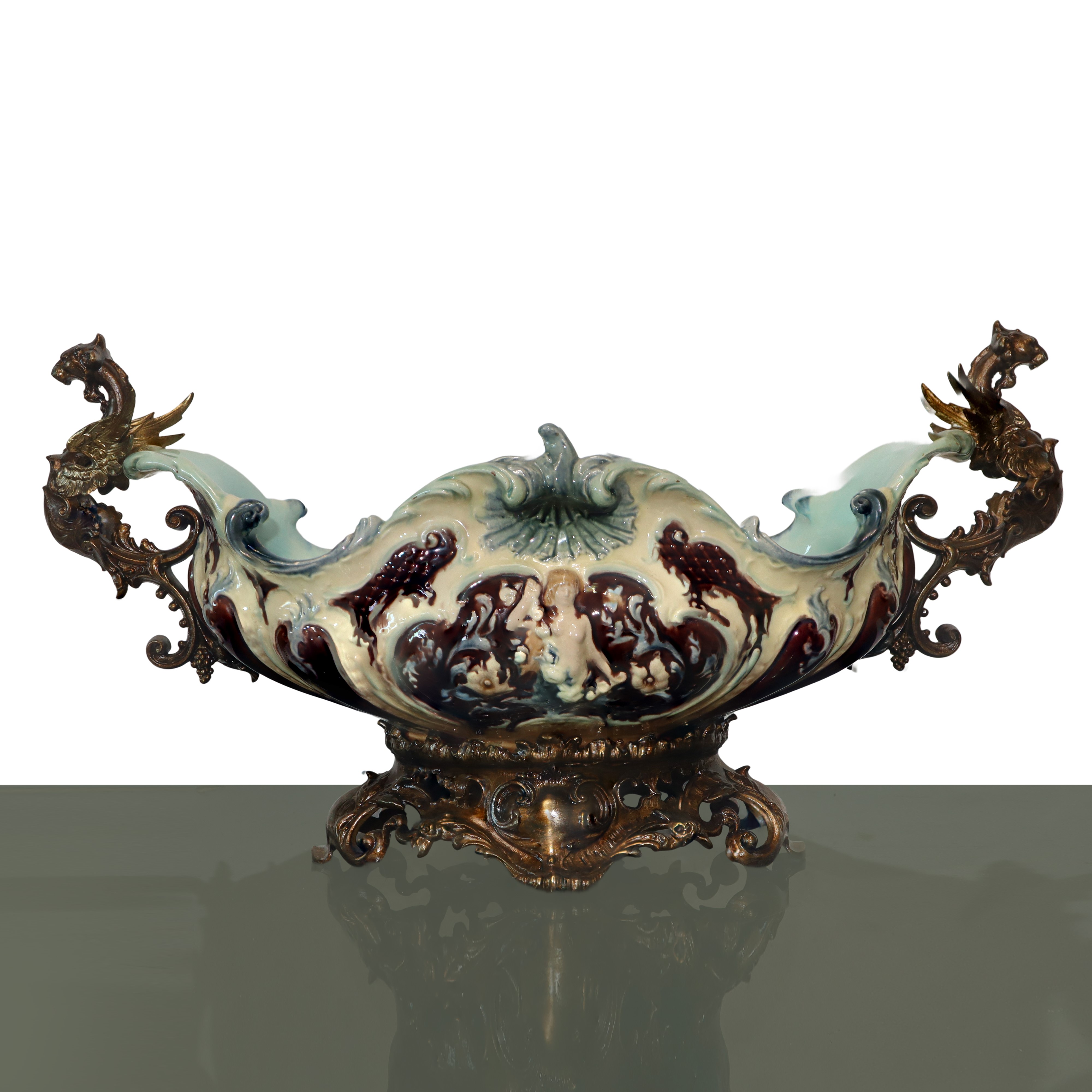 Grande ciatta centrotavola in maiolica con base in metallo e prese con raffigurazioni a grifone