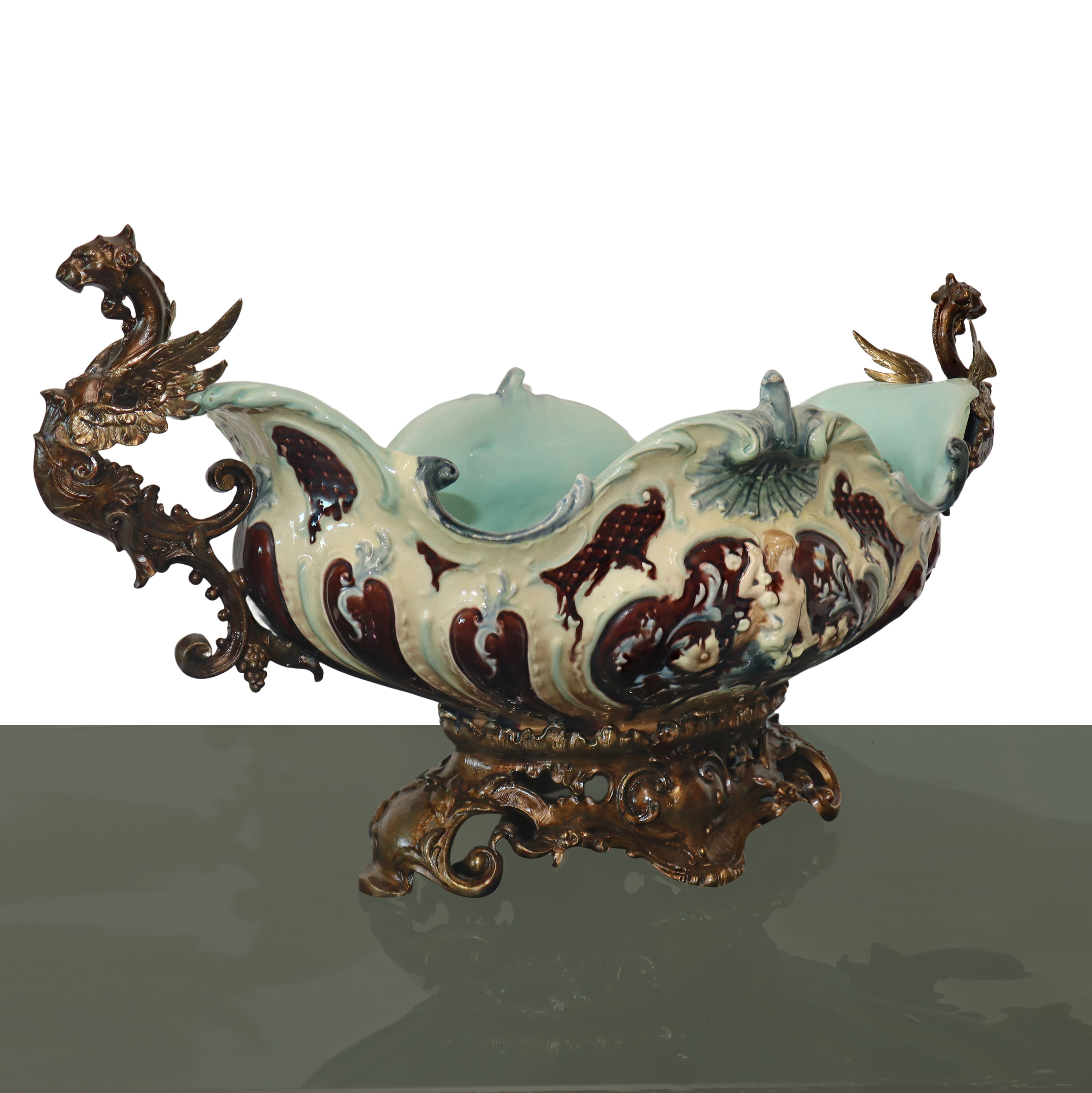 Grande ciatta centrotavola in maiolica con base in metallo e prese con raffigurazioni a grifone