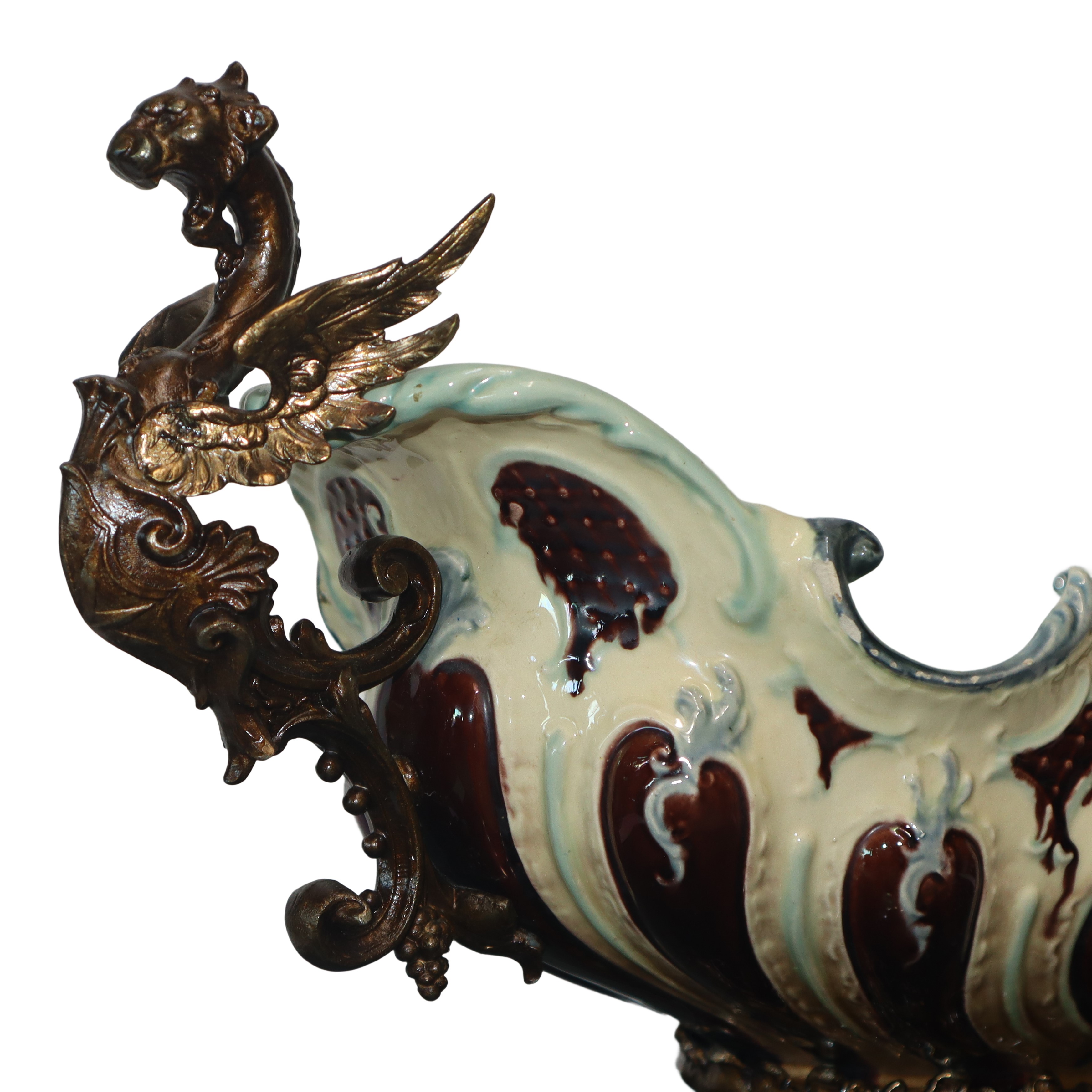 Grande ciatta centrotavola in maiolica con base in metallo e prese con raffigurazioni a grifone