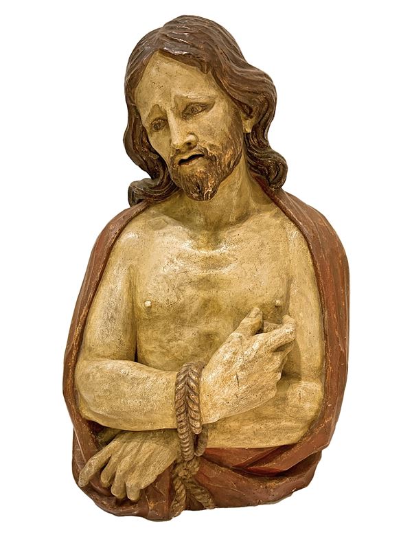 Ecce Homo, polychrome wooden sculpture of a bust, XV / XVI century. H 72 cm
H 71 cm, 40,25 cm base.
This work expressive performance with extreme psychological realism, shows Christ at a time when, according to the Gospel of John, Pontius Pilate - Governor of Rome - showing the crowd the Christ in the famous phrase "Ecce Homo." ASORstudio
The sculpture, made of wood, technically according to the early medieval use, has been emptied of the internal marrow to ensure that over time does not manif