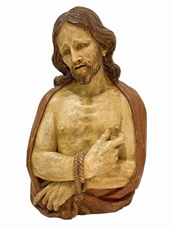 Ecce Homo, scultura lignea policroma a mezzo busto, XV/XVI secolo. H cm 72
H cm 71, base 40,25 cm.
Quest'opera resa espressiva con estremo realismo psicologico, mostra  il Cristo nel momento in cui, secondo il Vangelo di Giovanni, Ponzio Pilato - governatore di Roma -  mostra alla folla il Cristo pronunciando la famosa frase “Ecce Homo”.
L scultura, realizzata in legno, tecnicamente secondo l'uso Altomedievale, è stata svuotata del midollo interno per far si che col tempo non si manifestassero