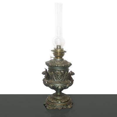 Lume con Base in Metallo con Figure di Gorgona a Sbalzo in Stile Neorinascimentale. Diffusore in ...