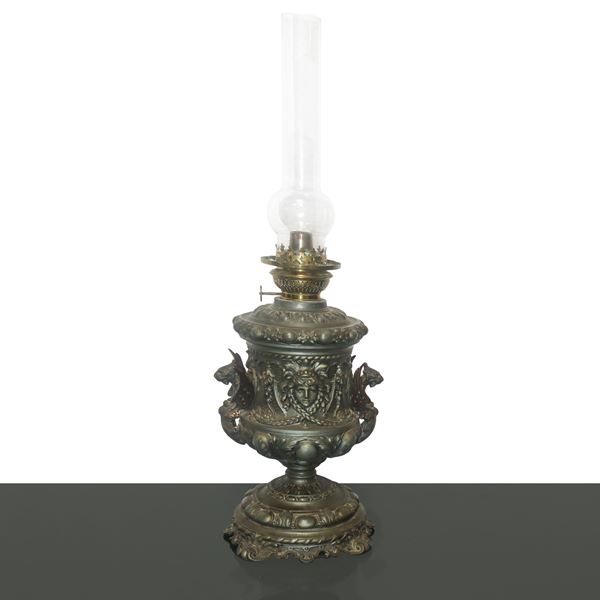Lamp with metal base with embossed Gorgona figures in neo-Renaissance style. Glass diffuser painted with acanthus leaves