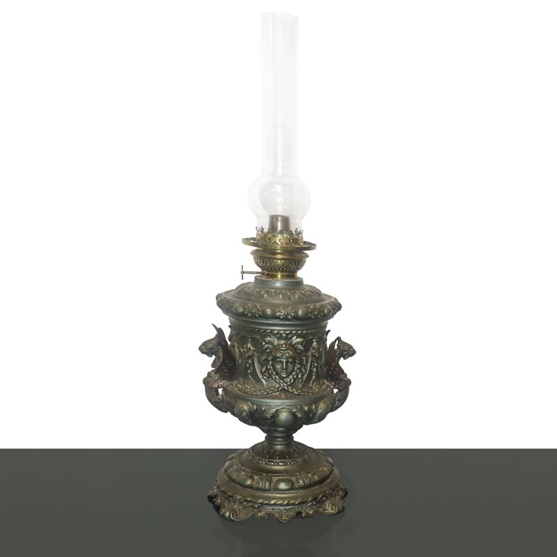 Lume con Base in Metallo con Figure di Gorgona a Sbalzo in Stile Neorinascimentale. Diffusore in ...