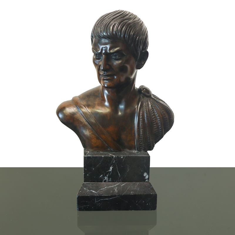 Scultore del XX secolo, Busto di nobile romano in bronzo con base in marmo