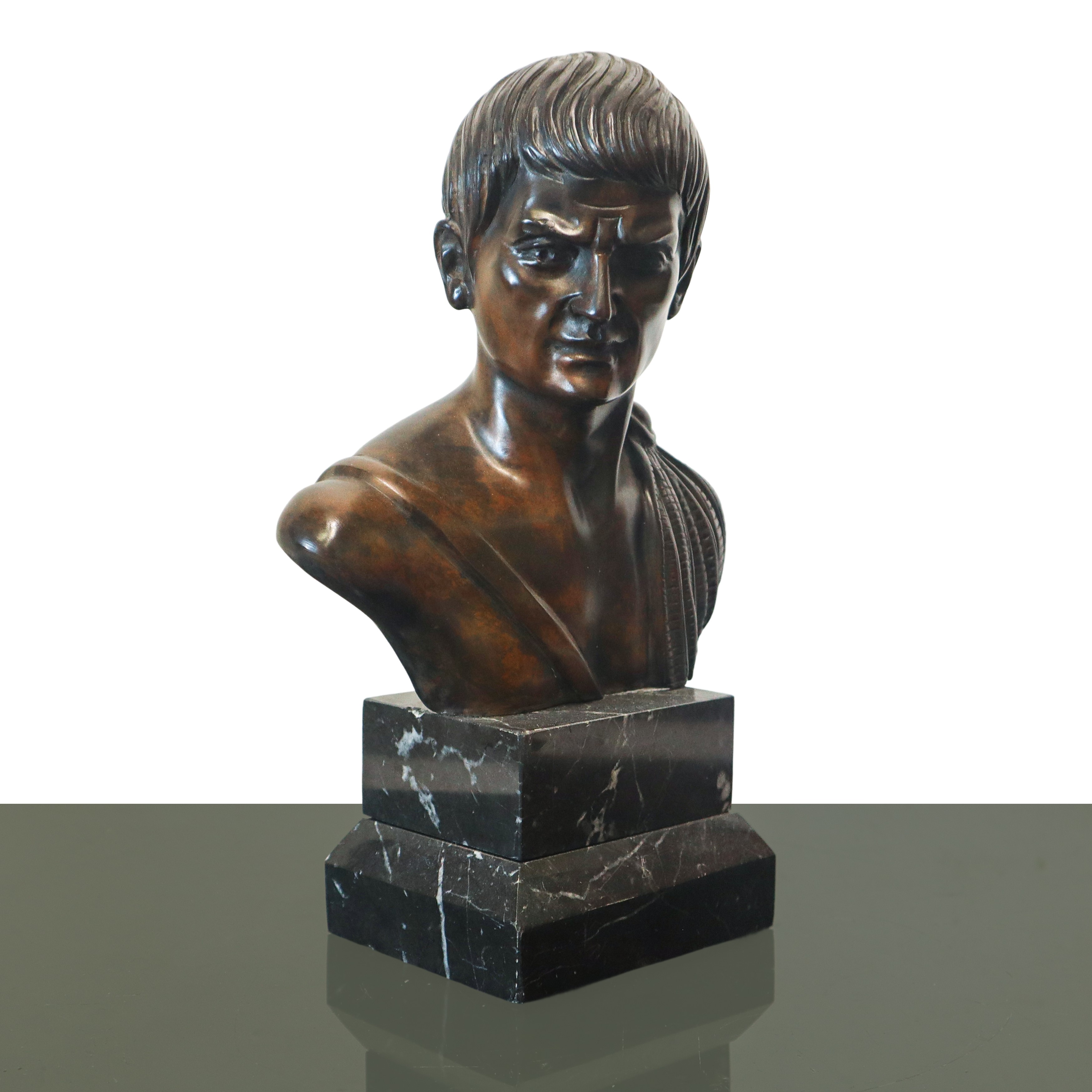 Scultore del XX secolo, Busto di nobile romano in bronzo con base in marmo