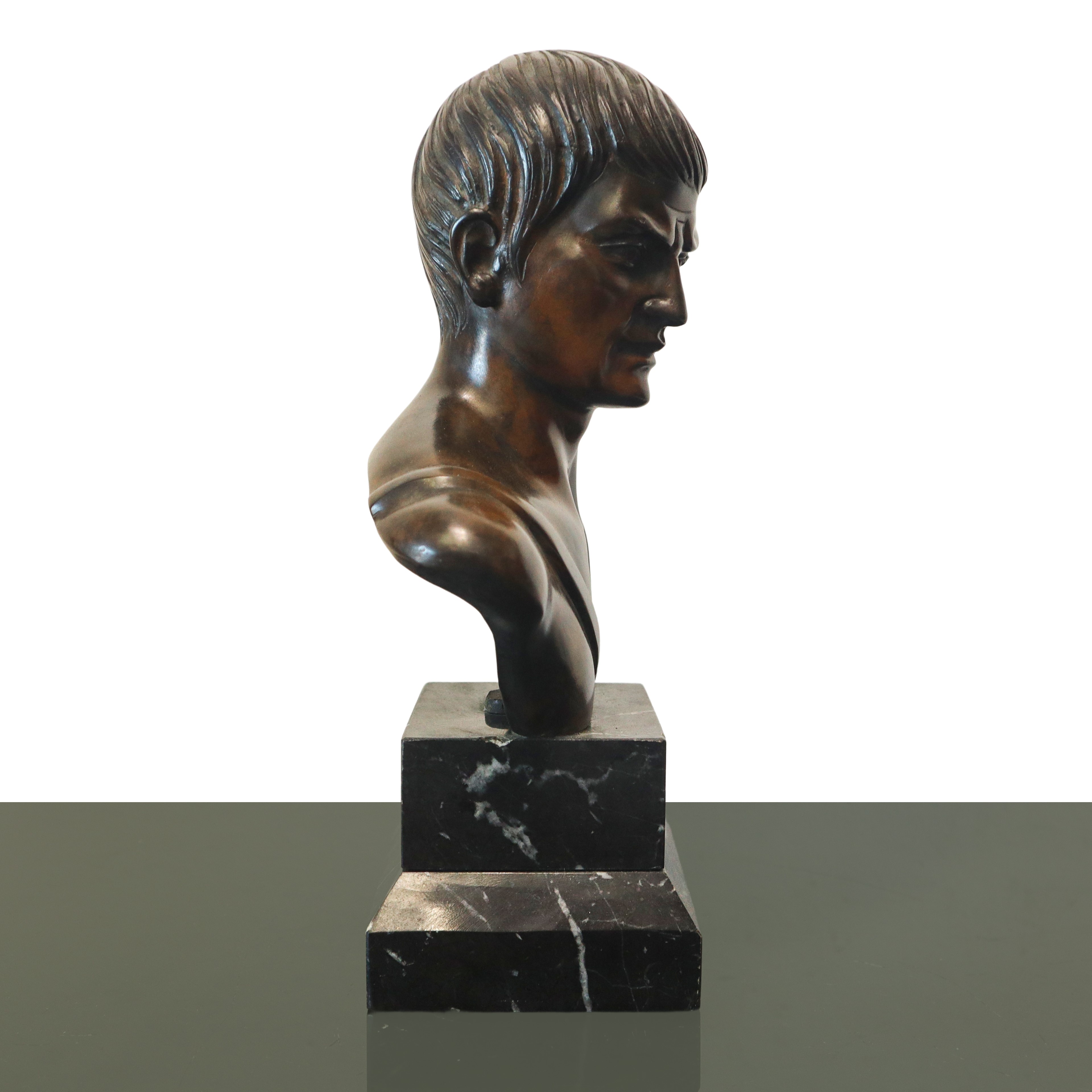 Scultore del XX secolo, Busto di nobile romano in bronzo con base in marmo