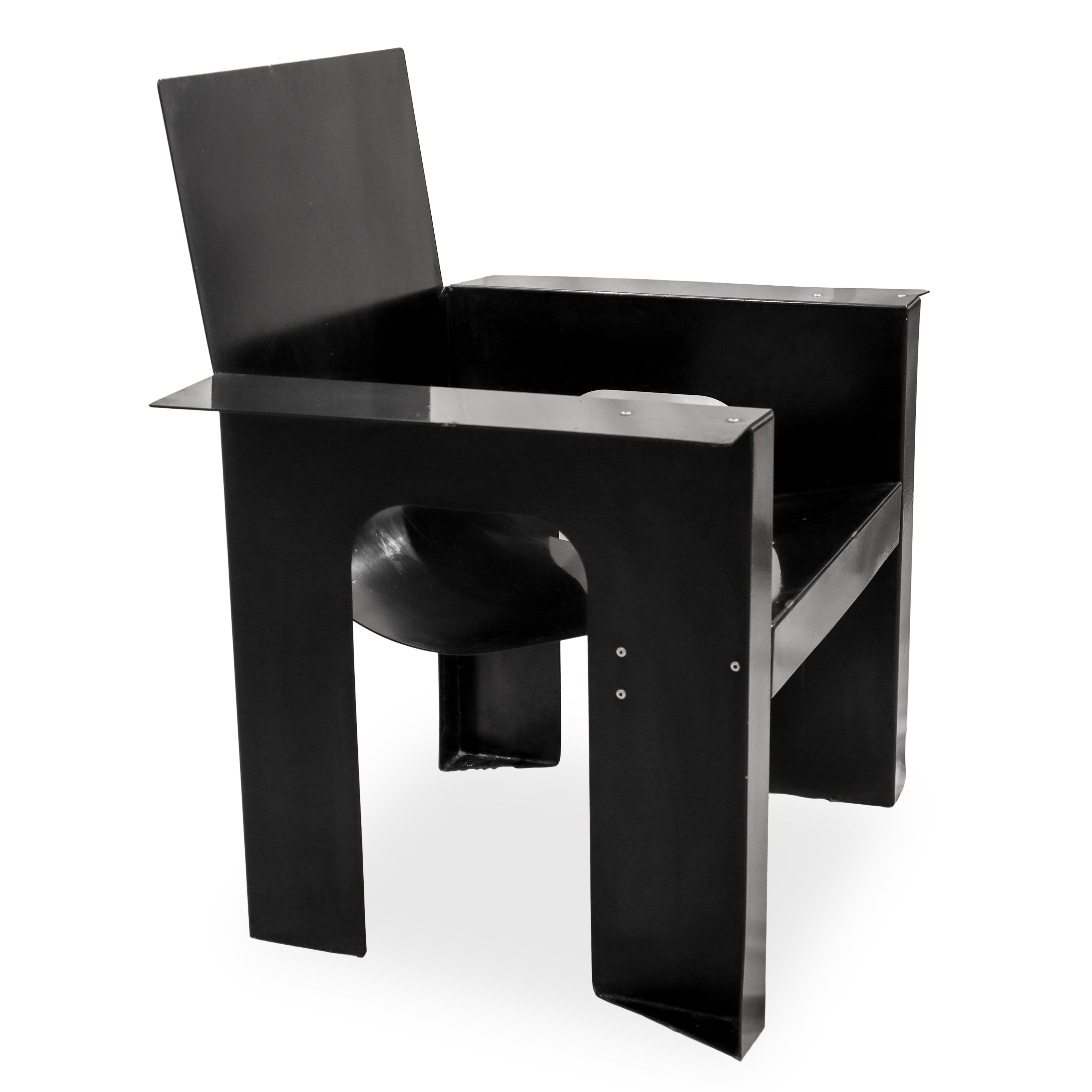 Poltrona Alias omaggio a Rietveld in lamiera di alluminio piegata e rivettata