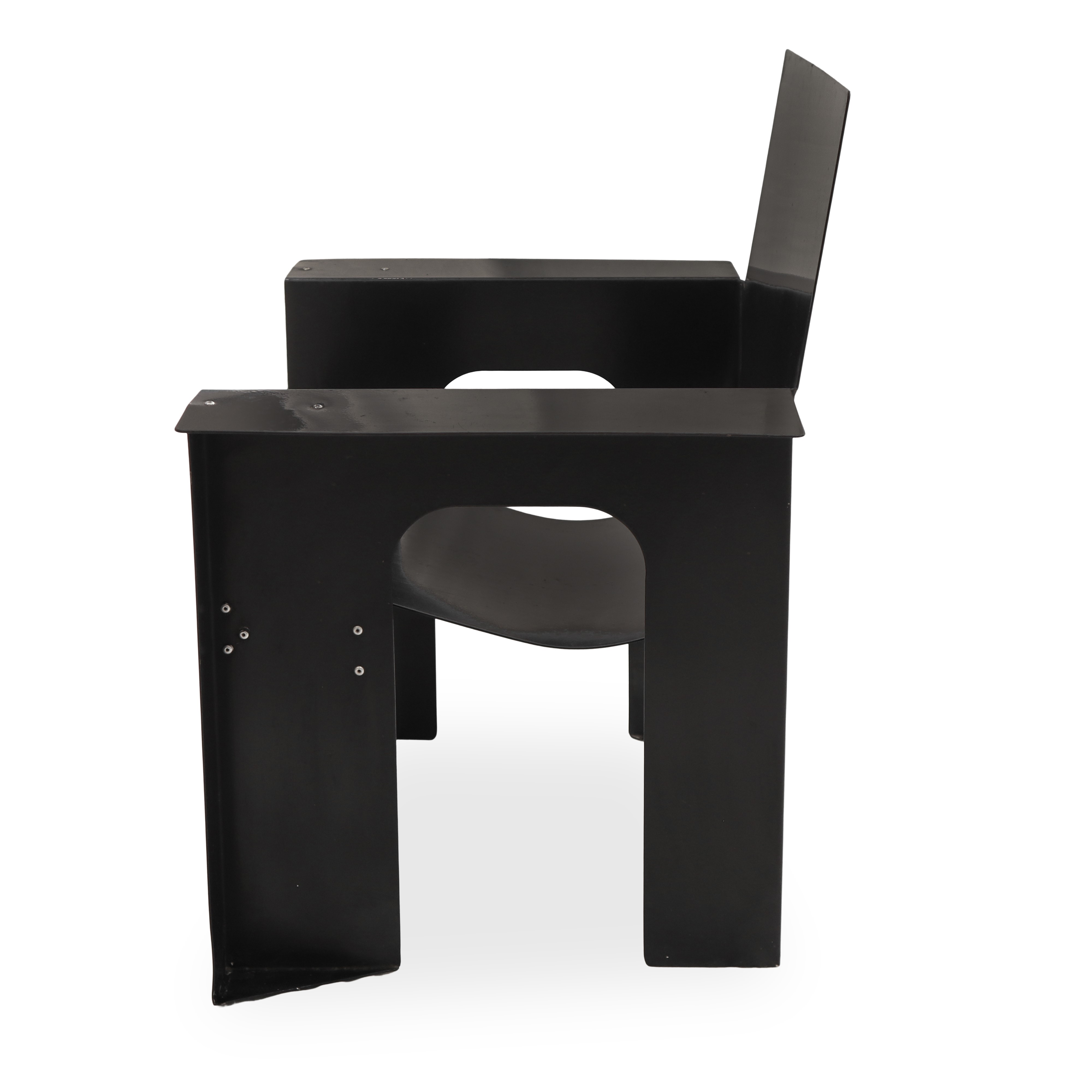 Poltrona Alias omaggio a Rietveld in lamiera di alluminio piegata e rivettata