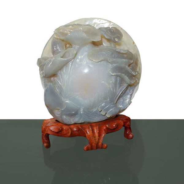 Agate sculpture with floral motifs
