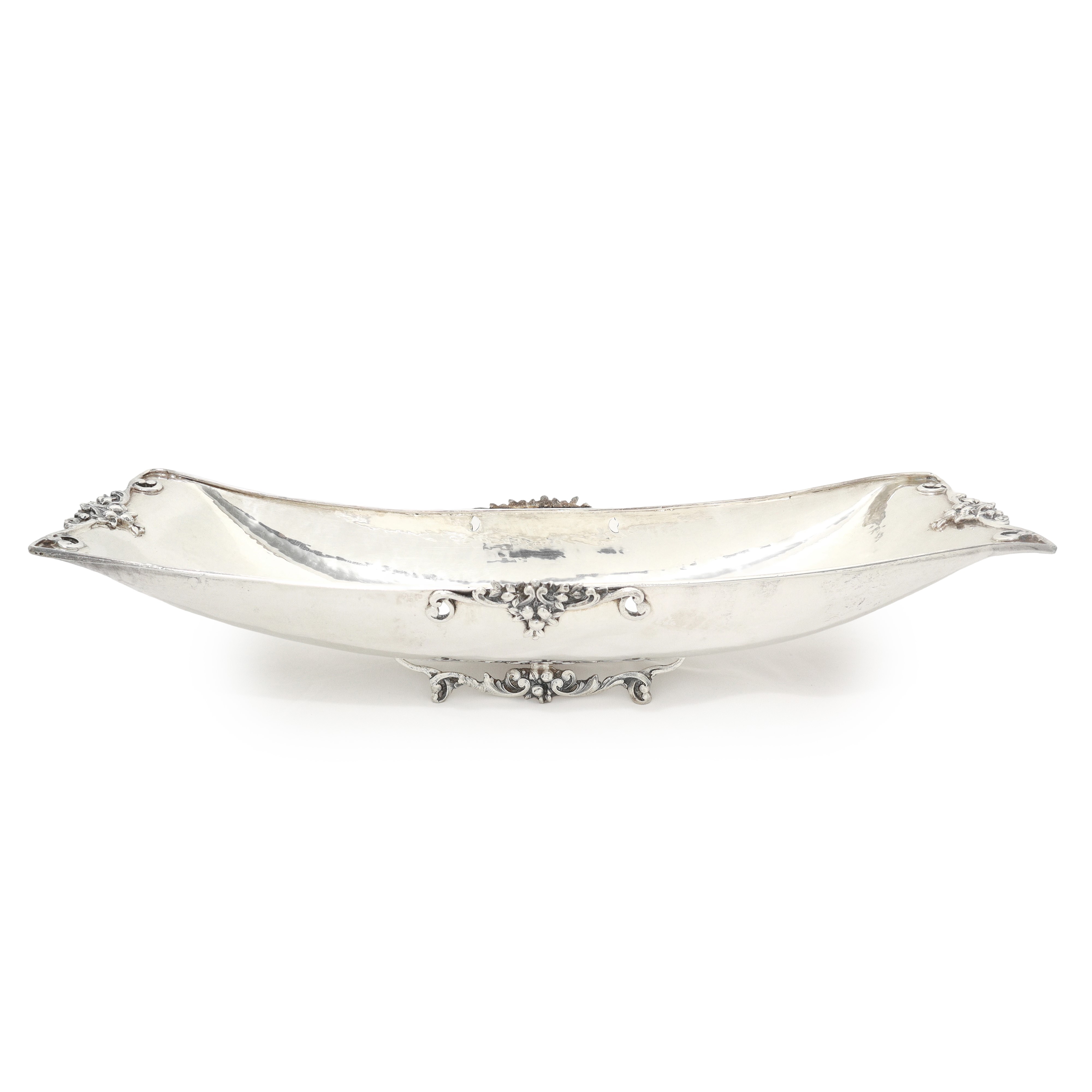 Ciatta in argento 800 con decori di melograni e foglie