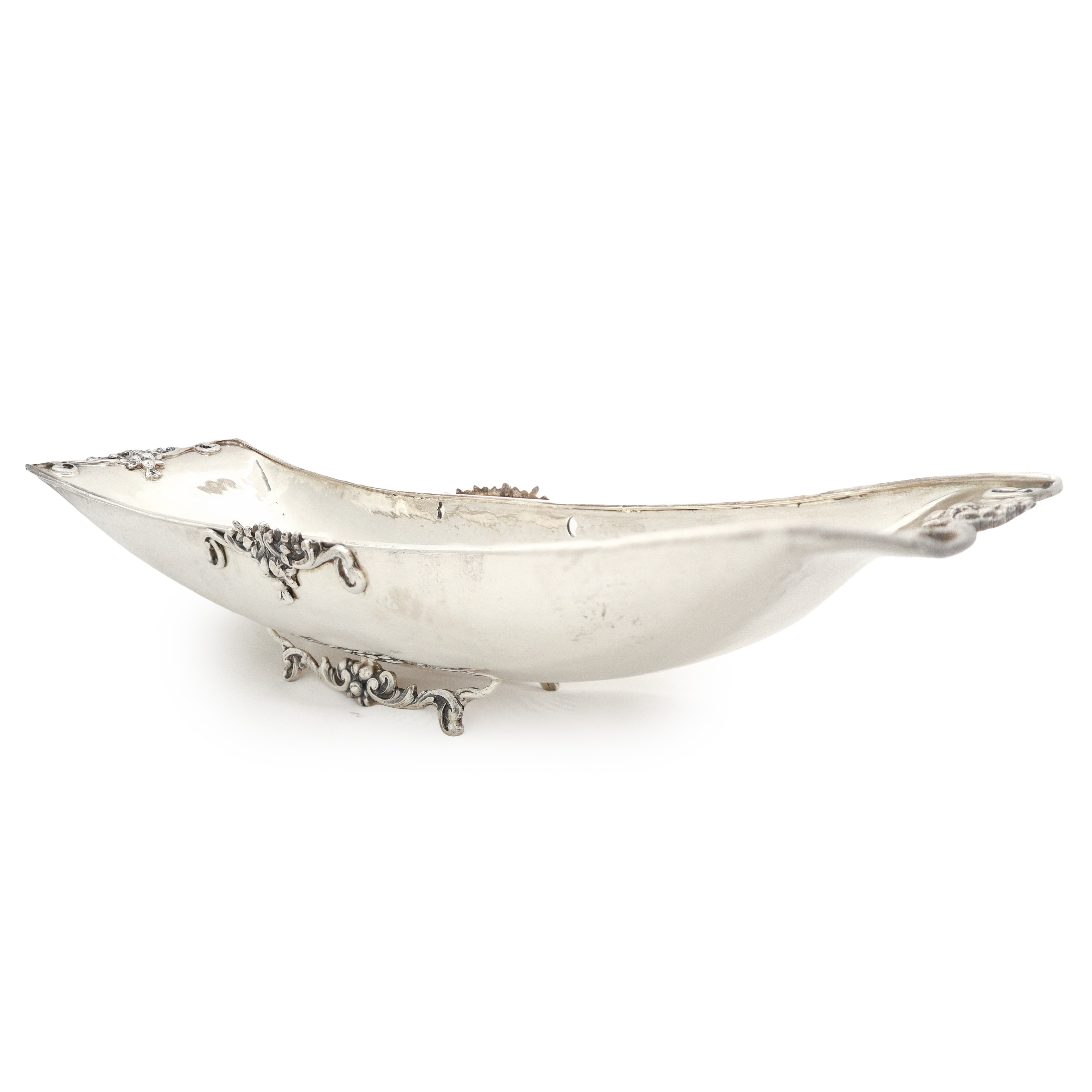 Ciatta in argento 800 con decori di melograni e foglie