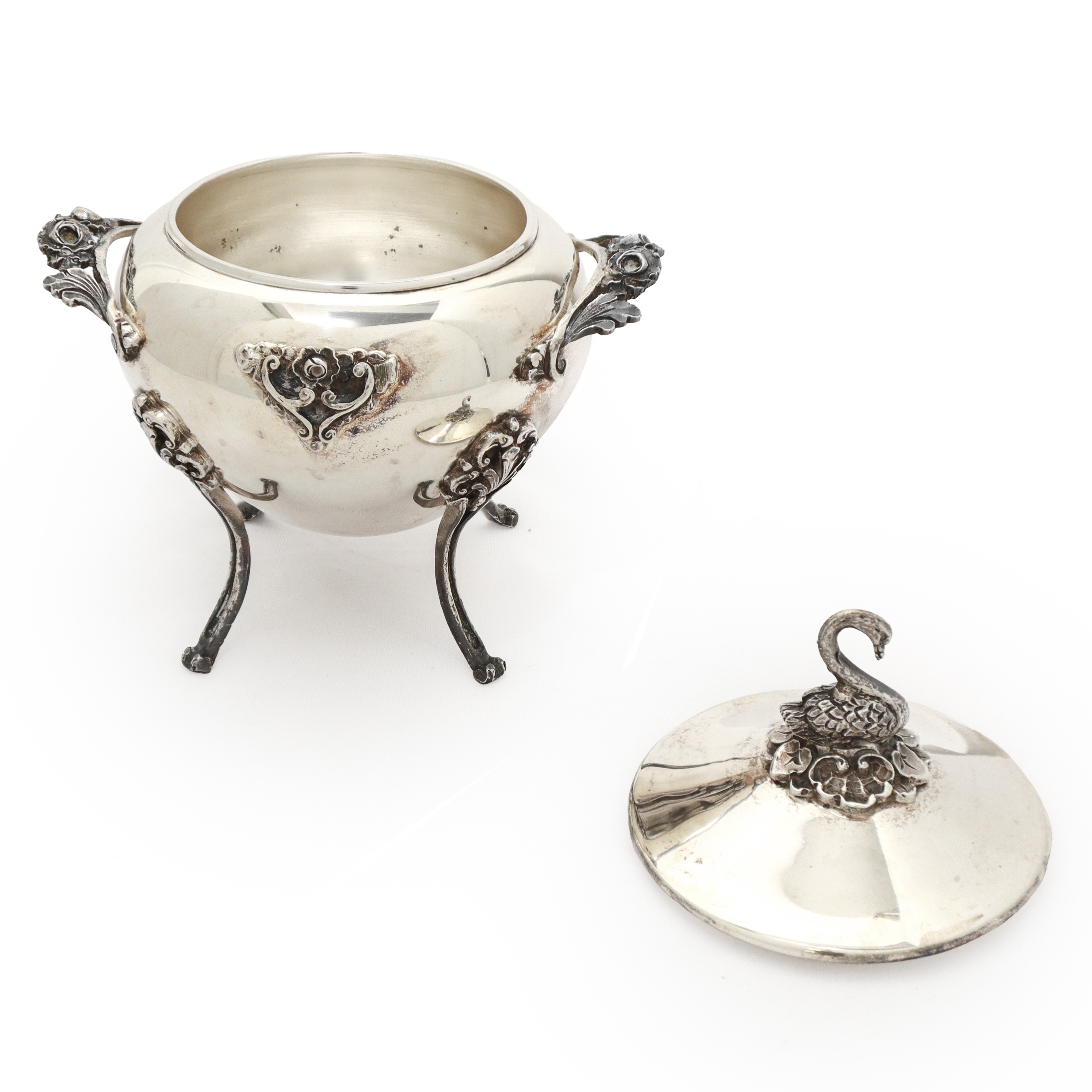 Zuccheriera in argento 800 con presa a guisa di cigno.