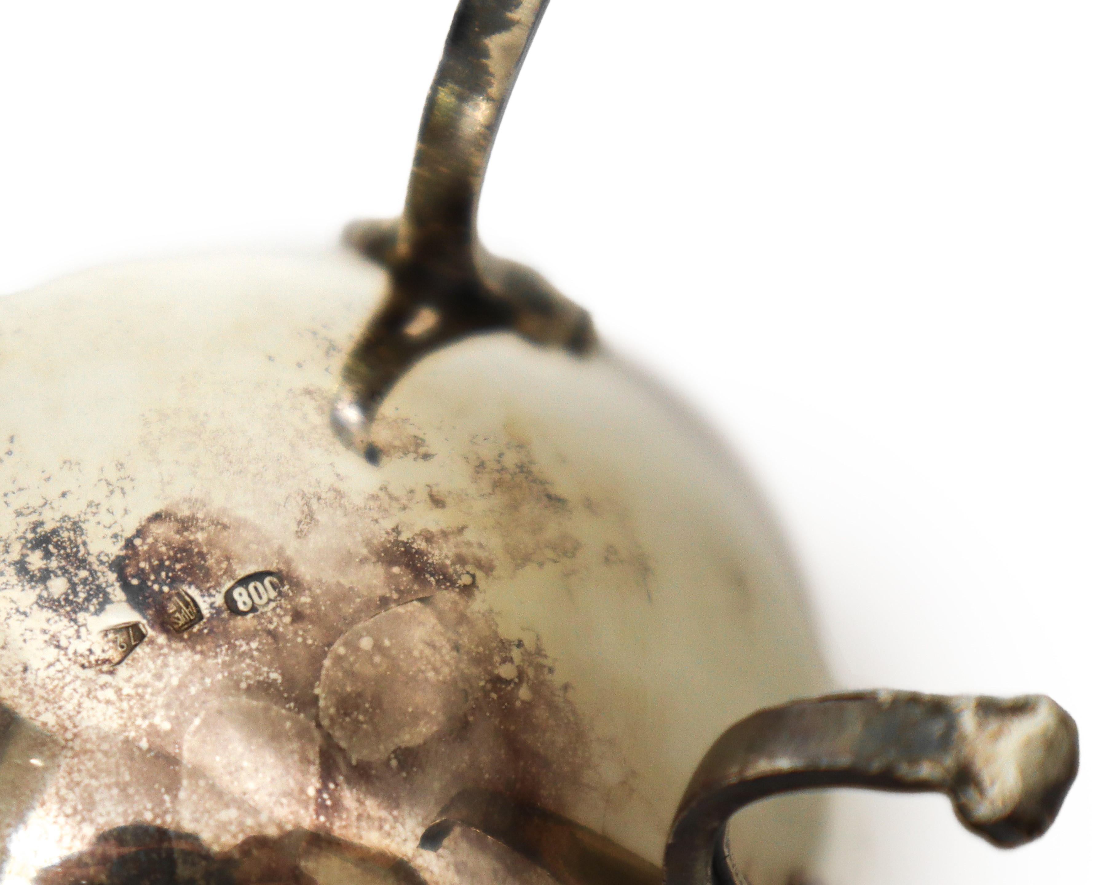 Zuccheriera in argento 800 con presa a guisa di cigno.