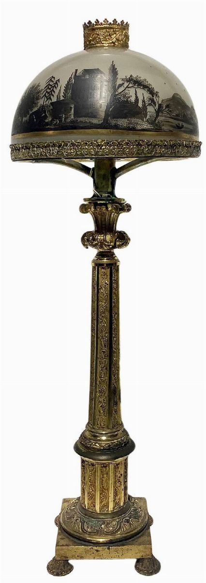 Lume a petrolio con campana in vetro dipinta a mano con paesaggi nei toni del grigio, XIX secolo, Napoleone III. Fusto in bronzo dorato in oro zecchino. H cm 62,5. Base cm 14. Diametro di campana cm 25,5