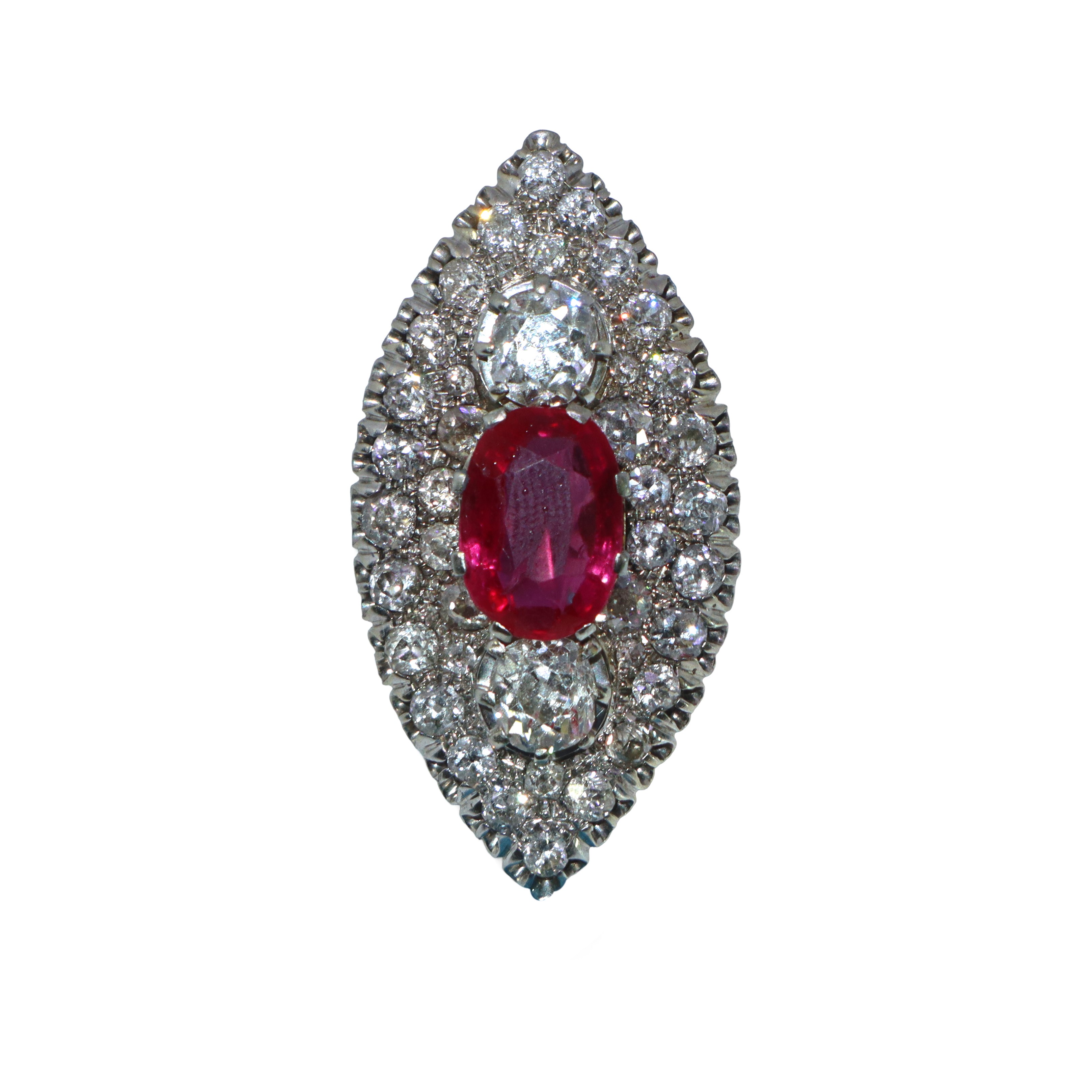 Anello con diamanti naturali e corindone sintetico varietà rubino