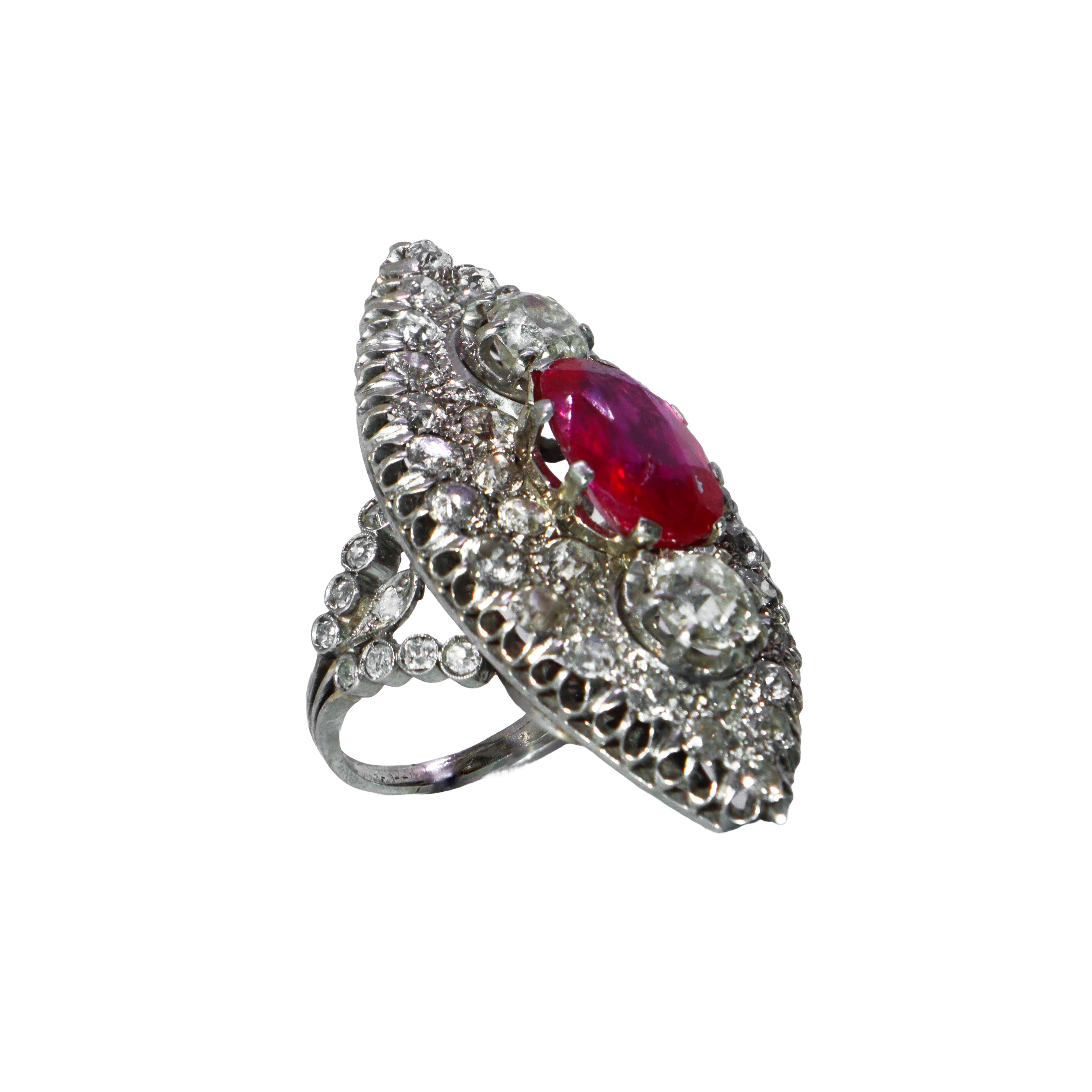 Anello con diamanti naturali e corindone sintetico varietà rubino