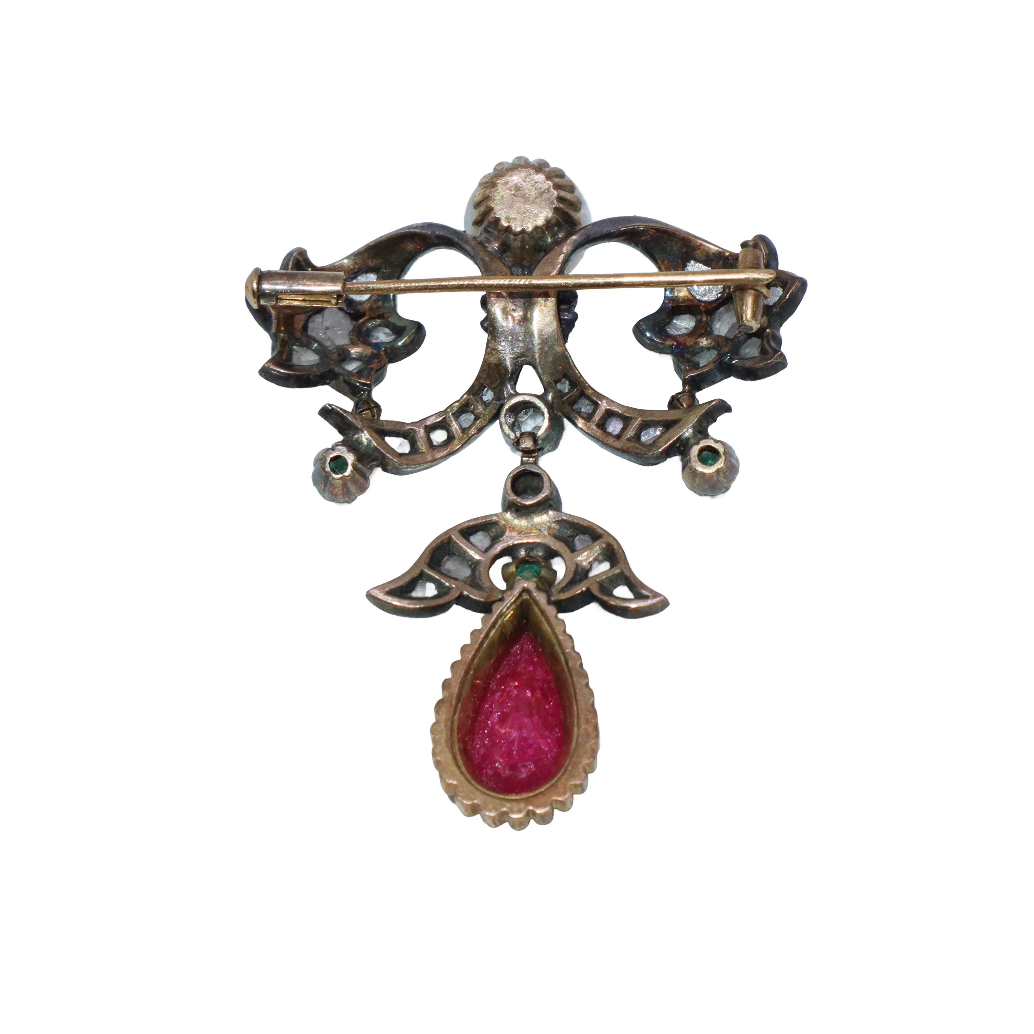 Spilla con perla, diamanti, smeraldi e rubino a goccia