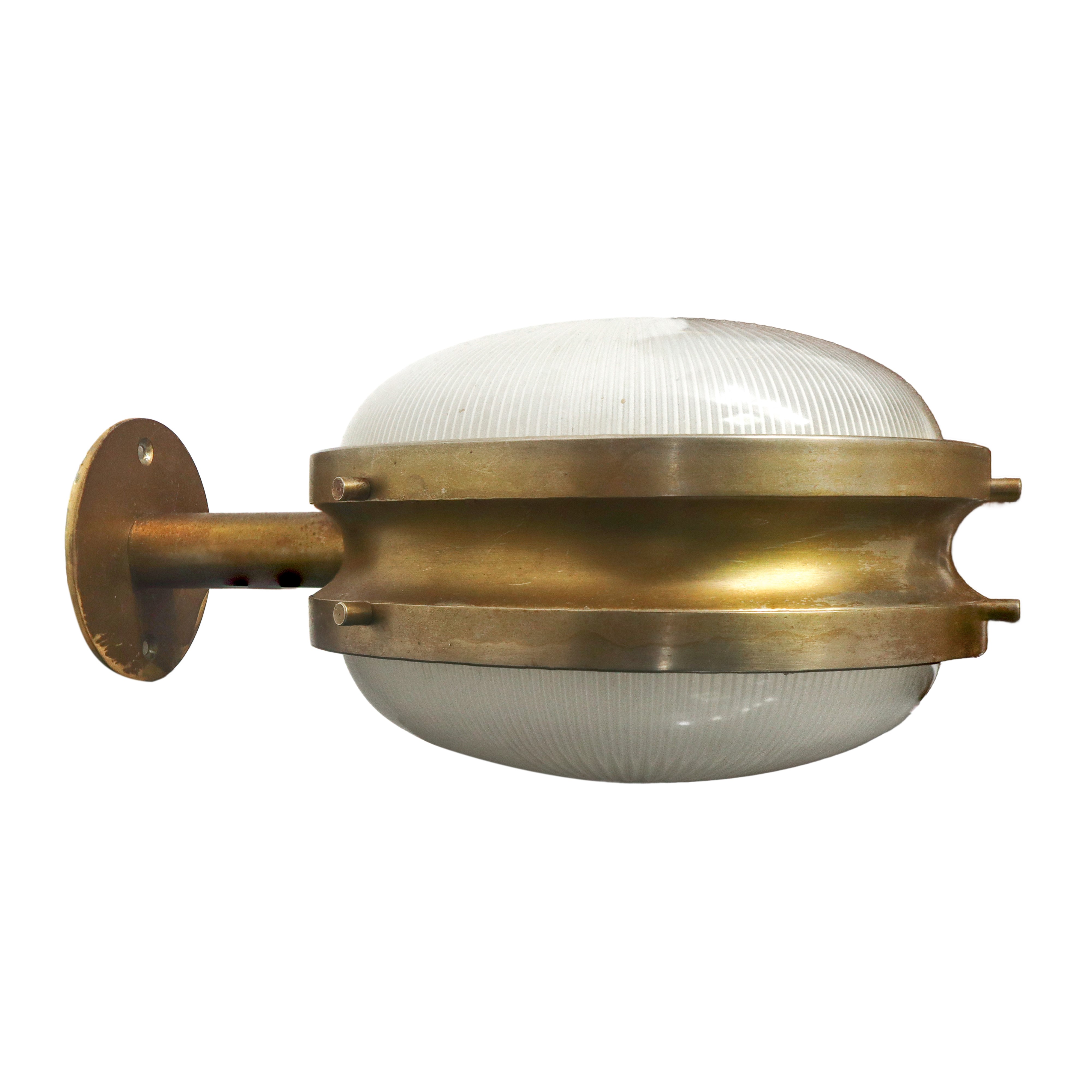 Lampada da parete Gamma C in ottone nichelato opaco e diffusore in cristallo pressato.