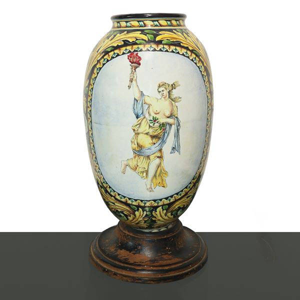 Grande vaso in maiolica di Caltagirone con raffigurazione di Donna con fiaccola, Bottega Di Bartolo