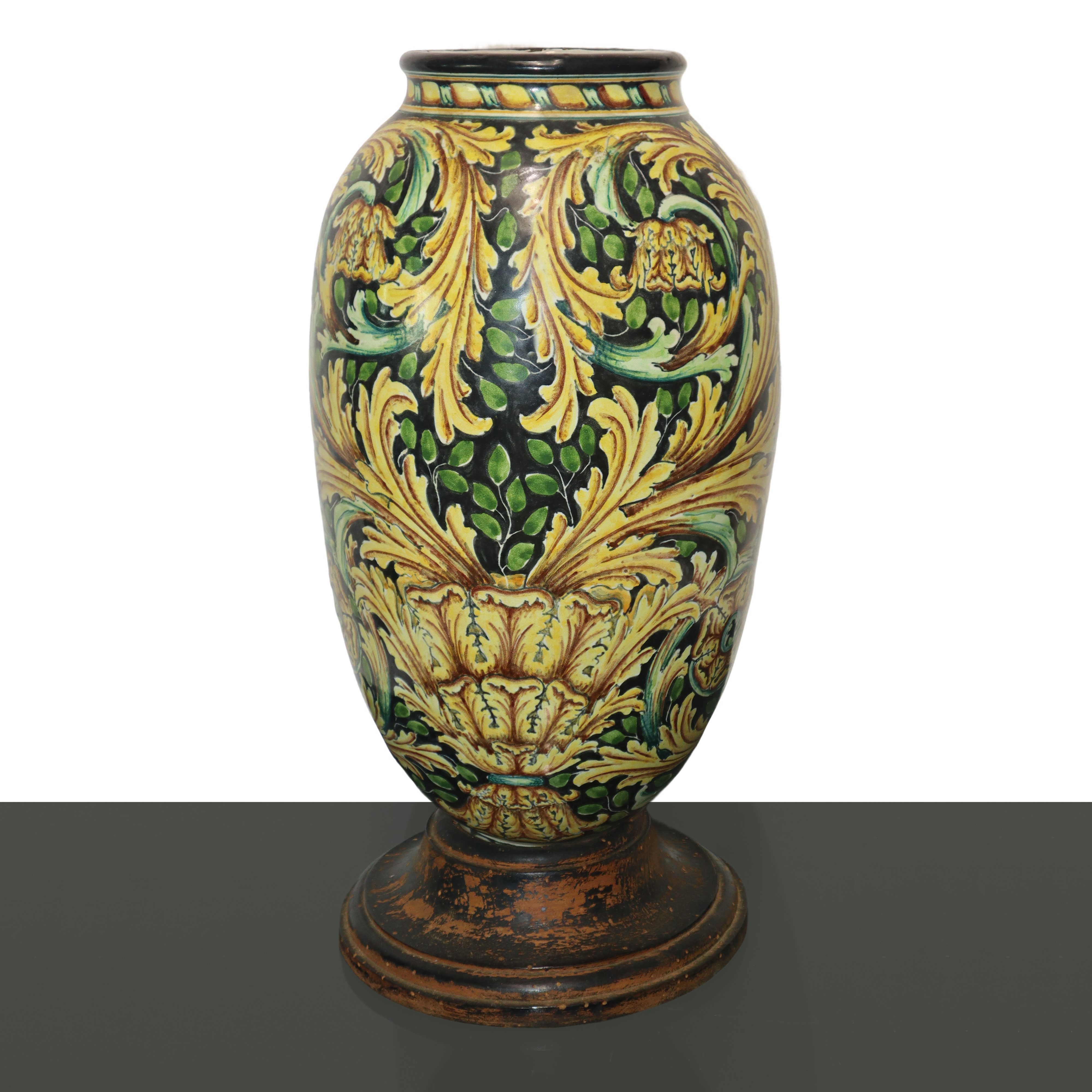 Grande vaso in maiolica di Caltagirone con raffigurazione di Donna con fiaccola, Bottega Di Barto...