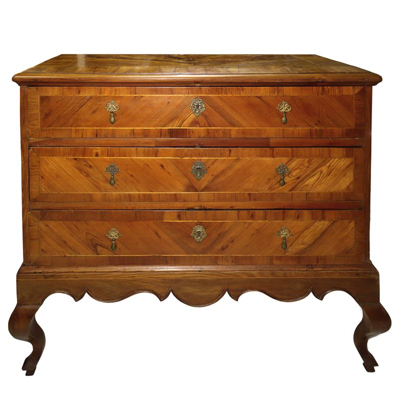 Cassettone lastronato a spina di pesce con tre cassetti