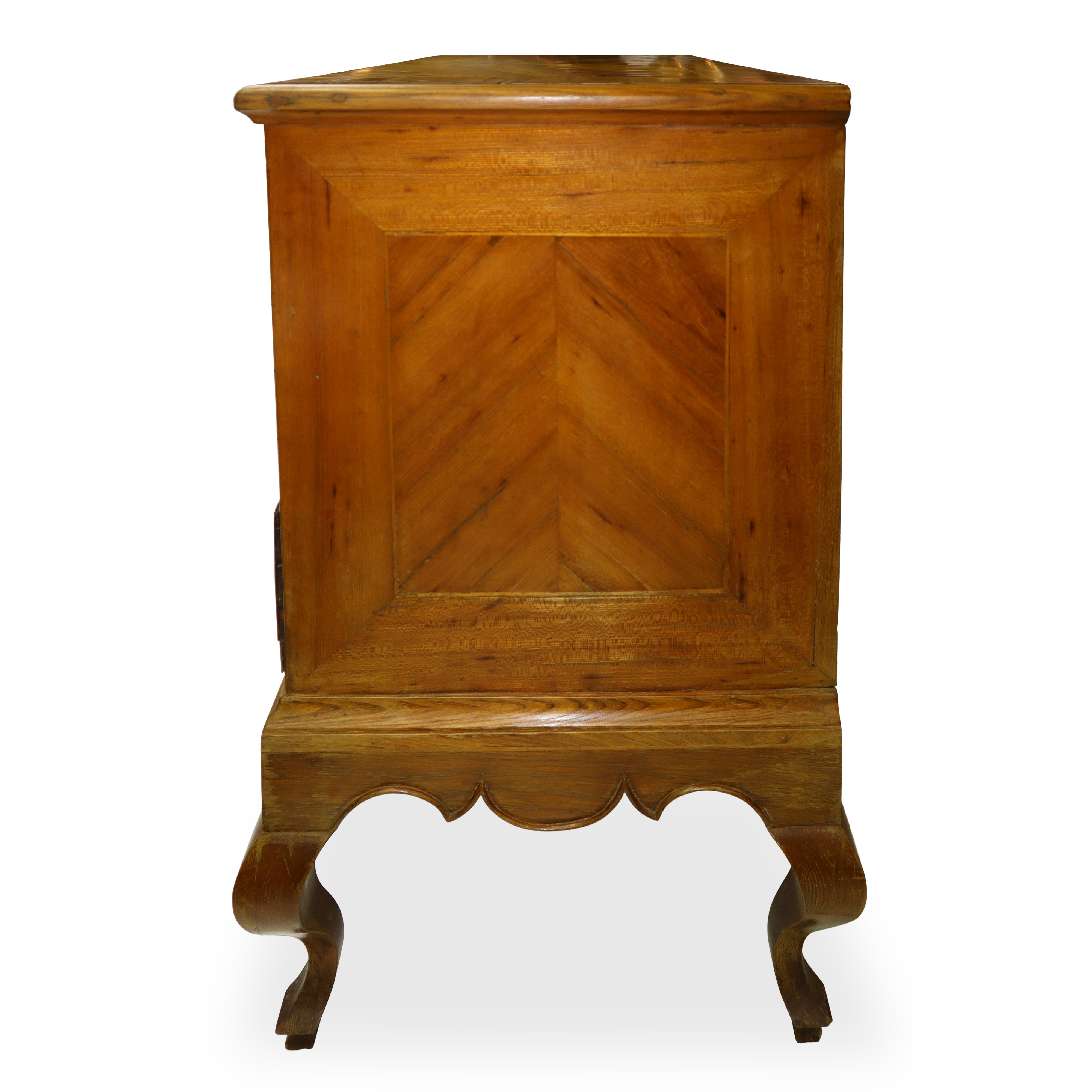 Cassettone lastronato a spina di pesce con tre cassetti