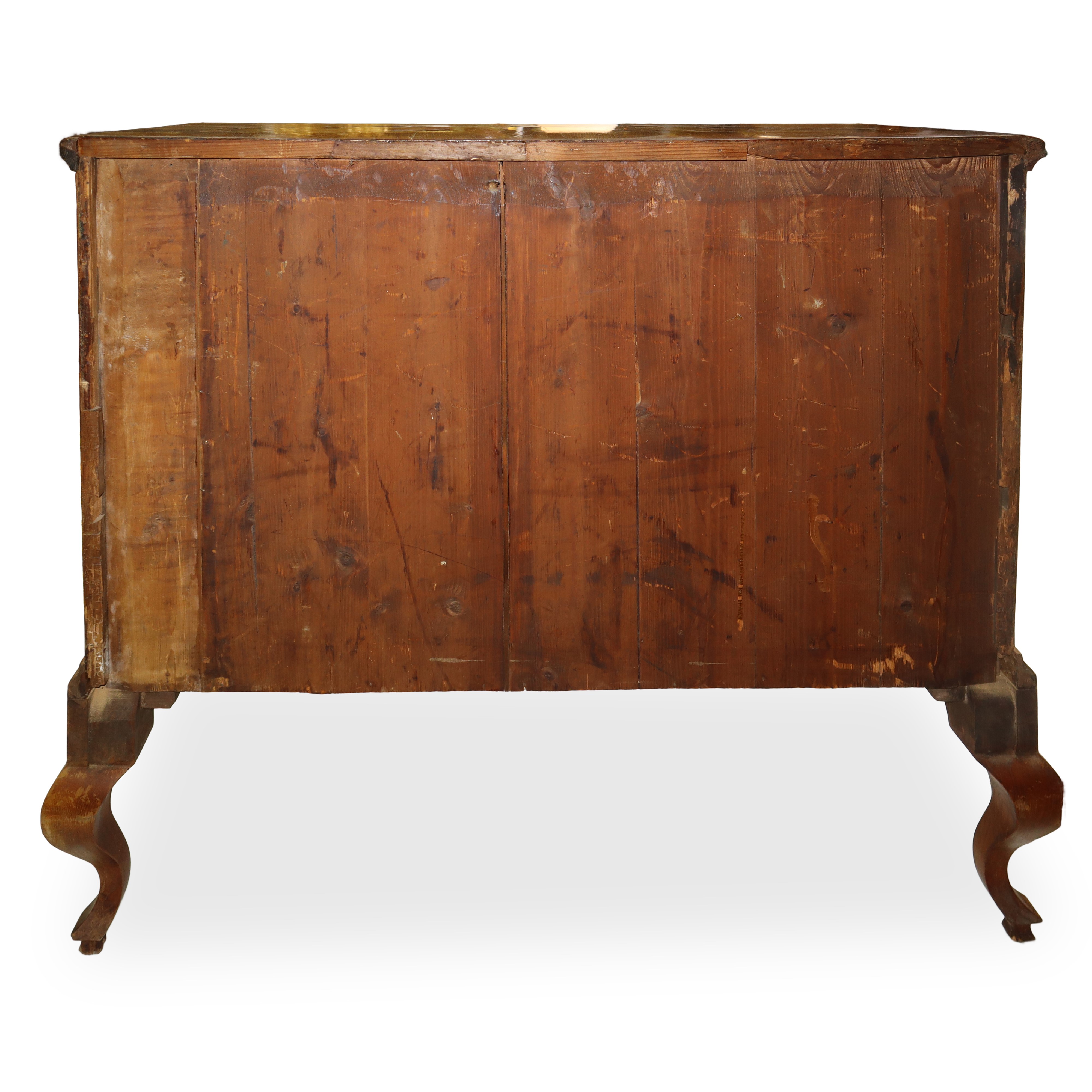 Cassettone lastronato a spina di pesce con tre cassetti