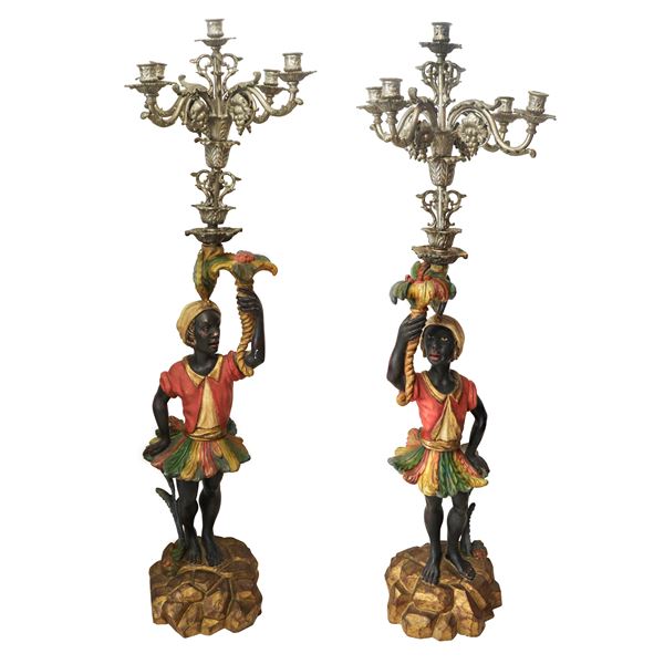 Coppia di mori veneziani in legno policromo con candelabro in metallo argentato