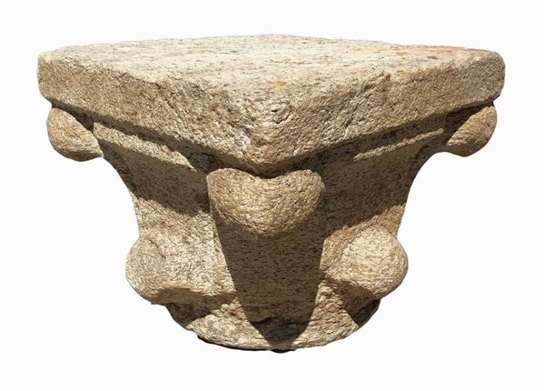 Capitello in pietra granitica grigia-bianco, XI-XII secolo. H cm 33, base superiore cm 40x40.

