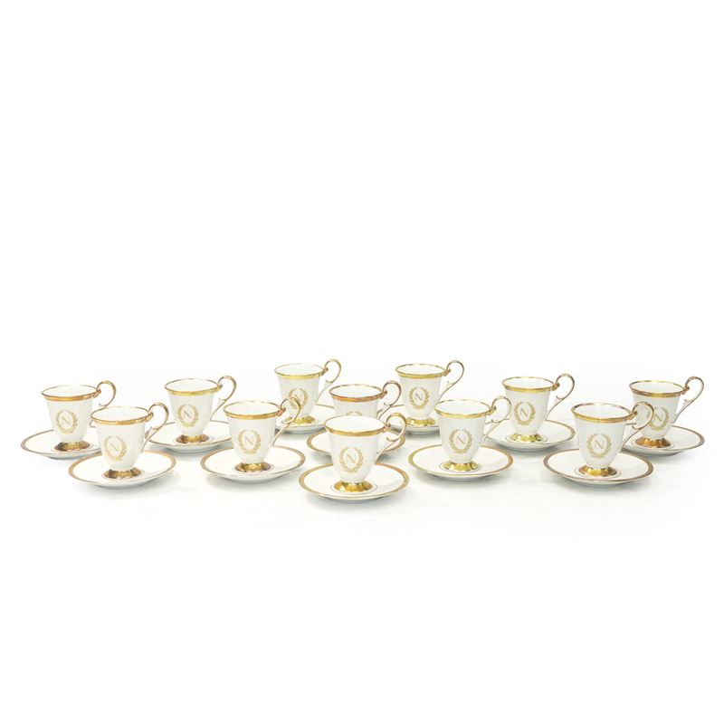 Sevres Porcellana - Servizio da caffè da 12 con stemma di Napoleone e finiture dorate
